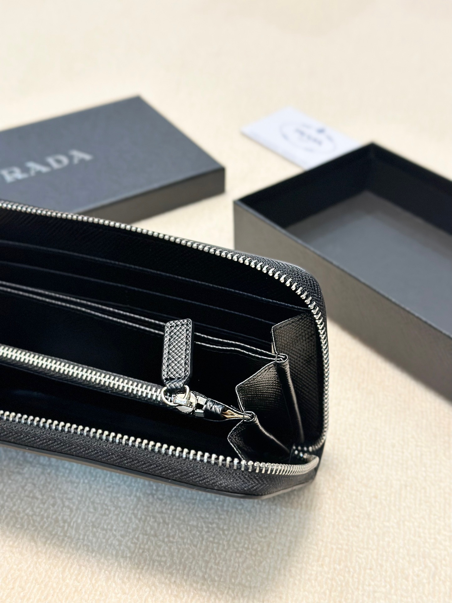 プラダ 十字纹牛皮クラッチバッグ 高級感溢れるデザイン