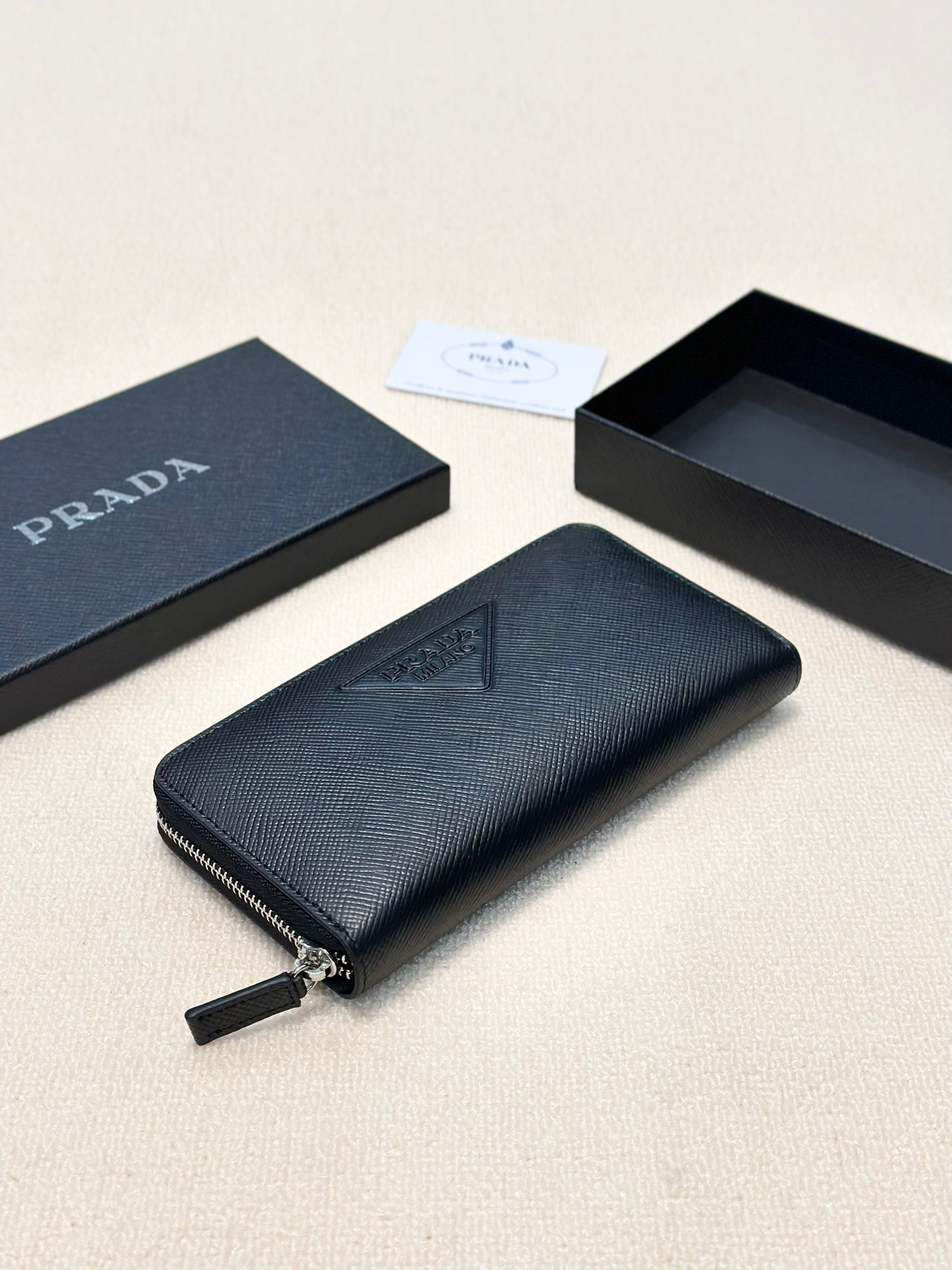 プラダ 十字纹牛皮クラッチバッグ 高級感溢れるデザイン