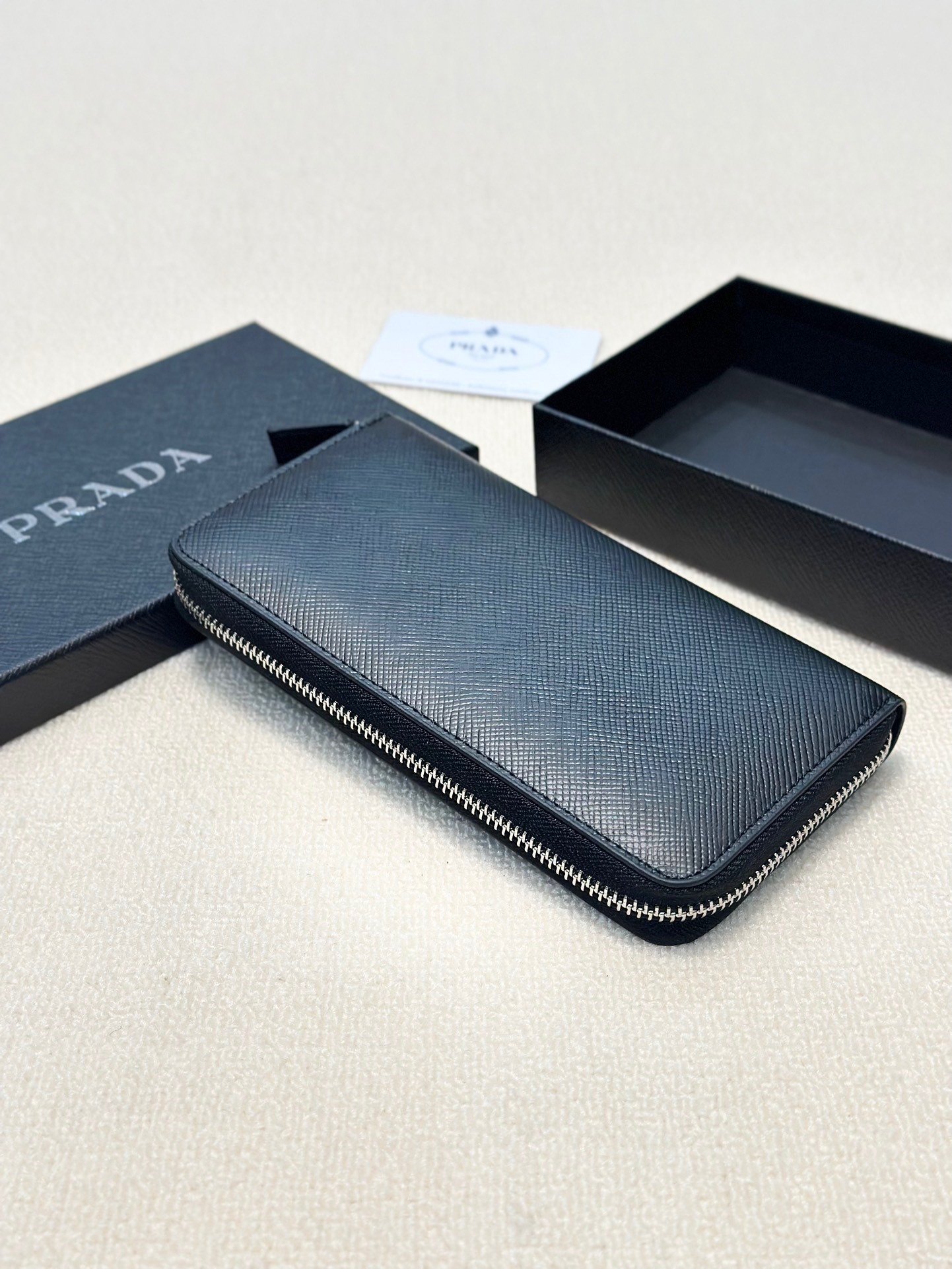 プラダ 十字纹牛皮クラッチバッグ 高級感溢れるデザイン