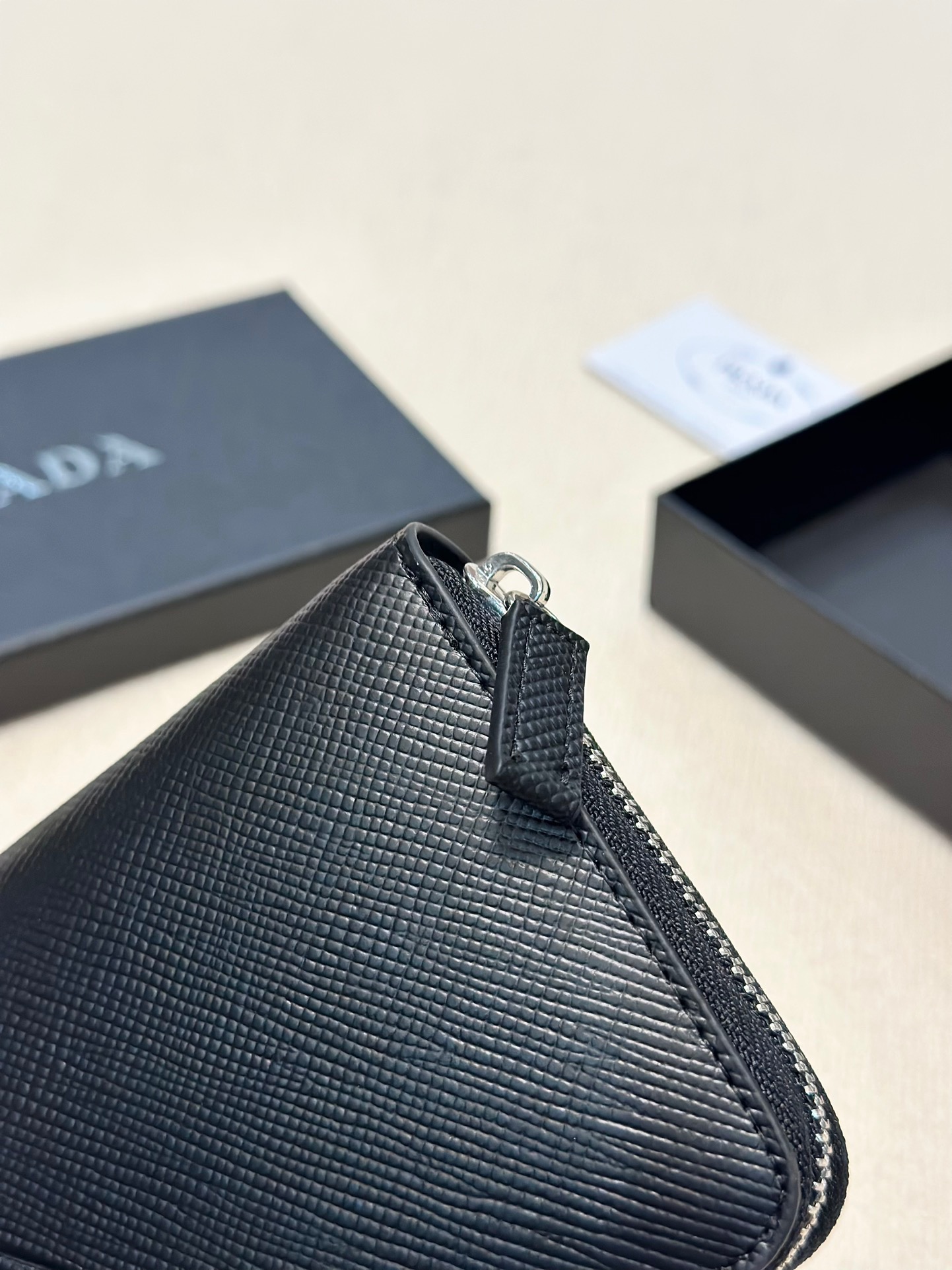 プラダ 十字纹牛皮クラッチバッグ 高級感溢れるデザイン