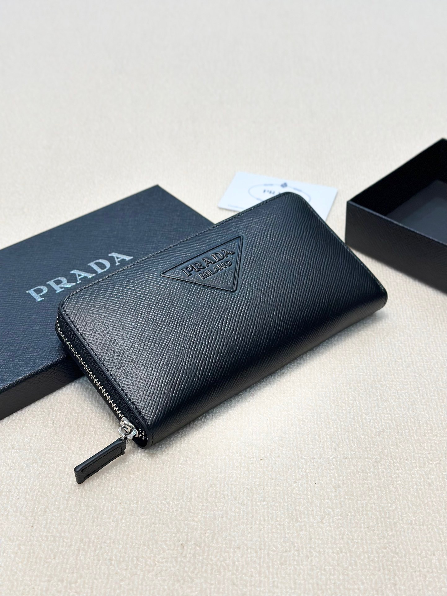 プラダ 十字纹牛皮クラッチバッグ 高級感溢れるデザイン