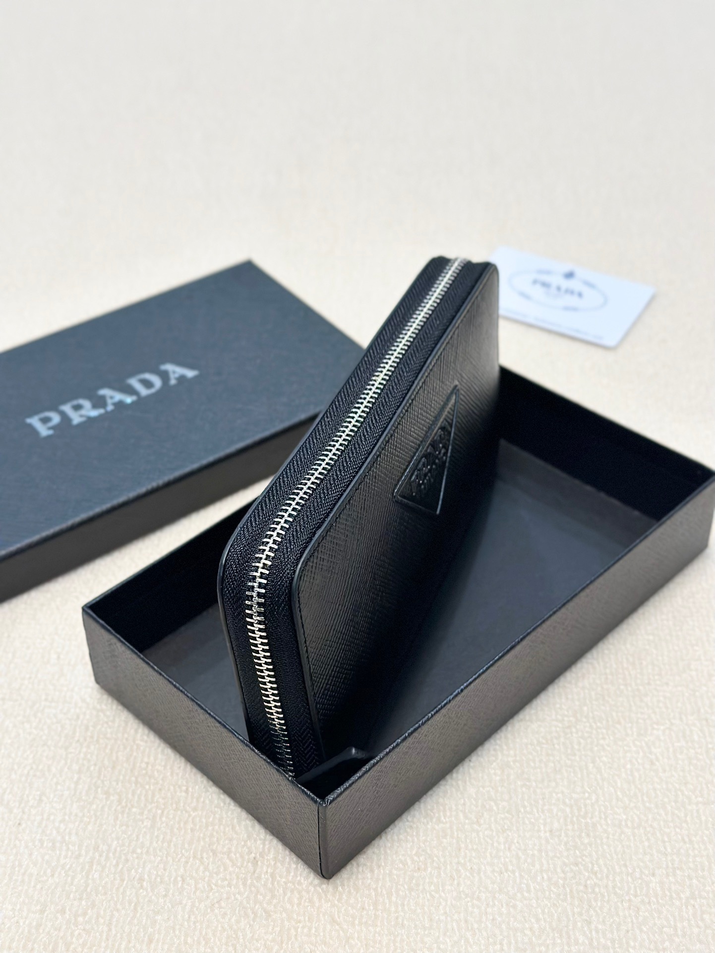 プラダ 十字纹牛皮クラッチバッグ 高級感溢れるデザイン