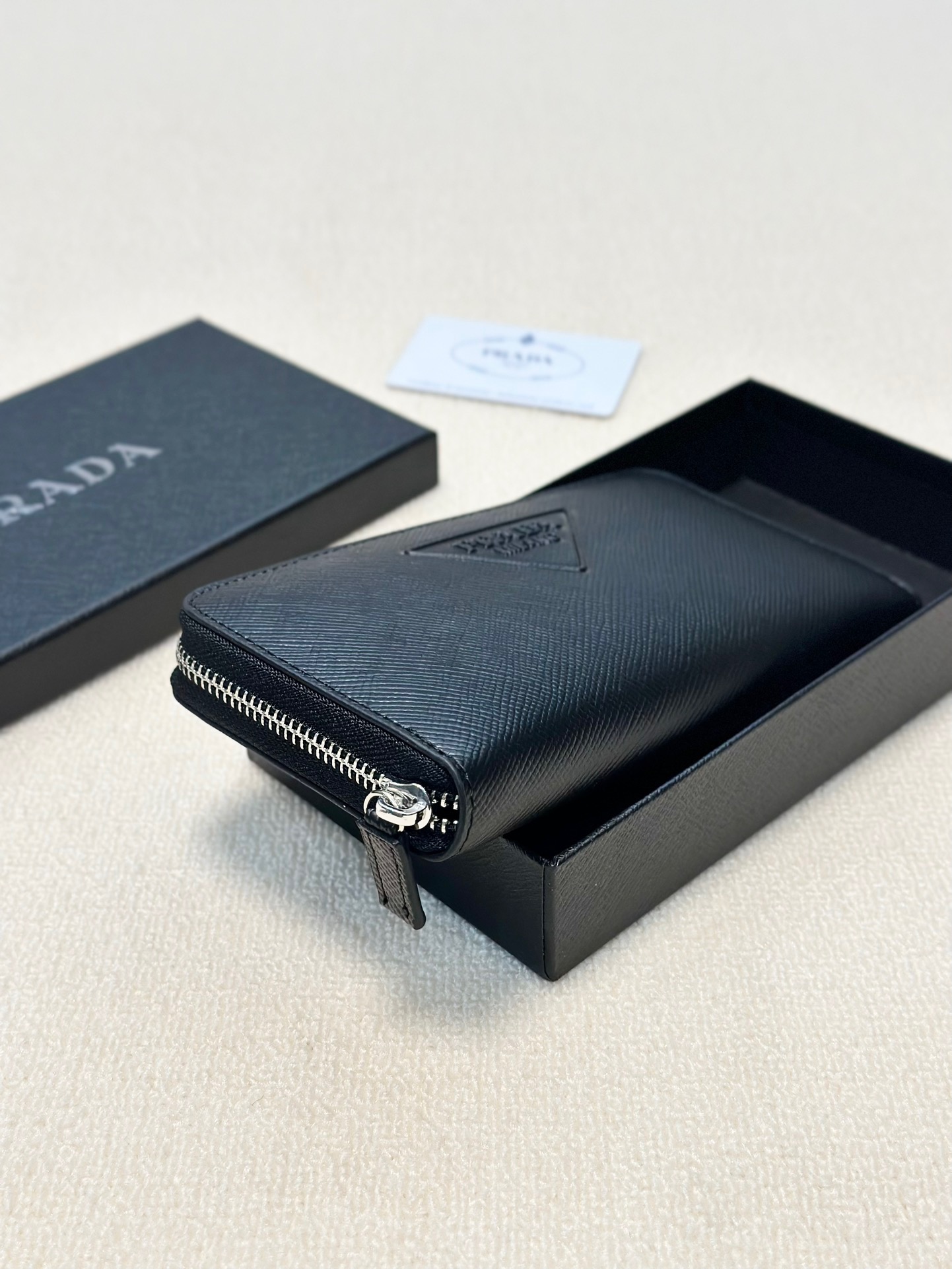 プラダ 十字纹牛皮クラッチバッグ 高級感溢れるデザイン