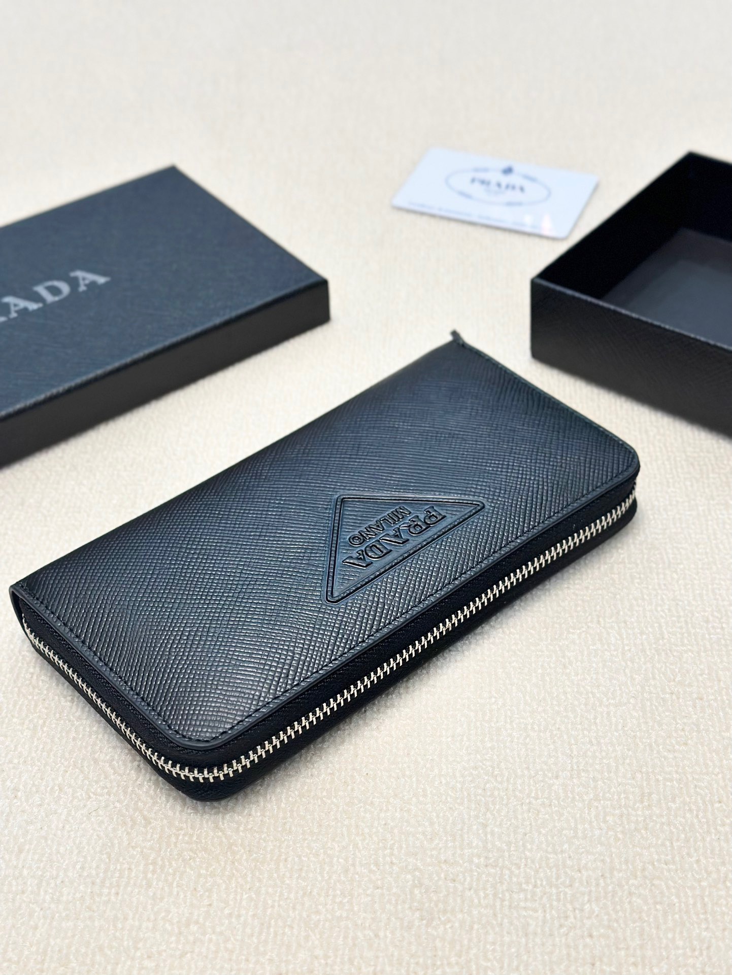 プラダ 十字纹牛皮クラッチバッグ 高級感溢れるデザイン