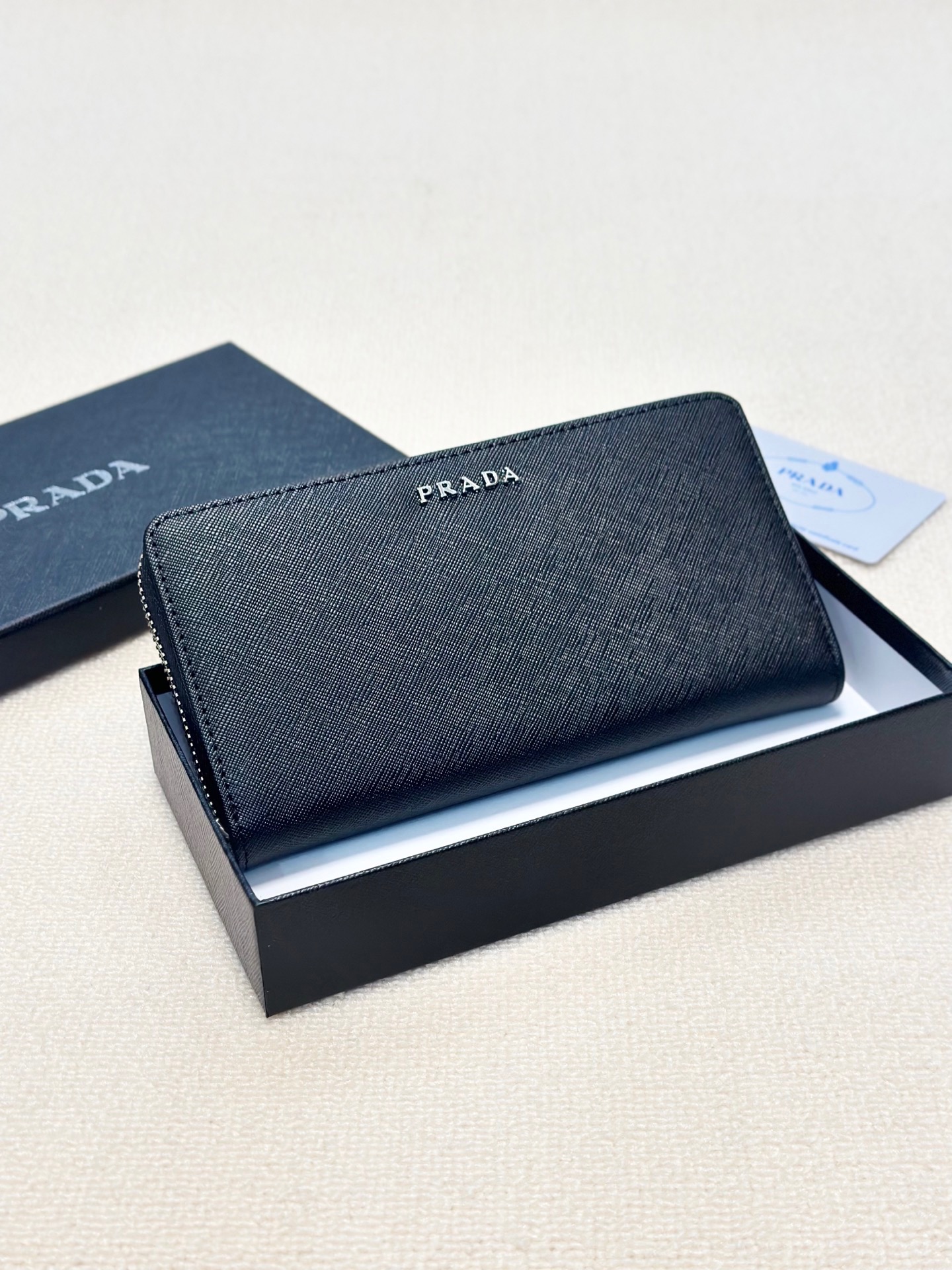 プラダ 十字纹牛皮 ブラック 20x10cm 高端品質