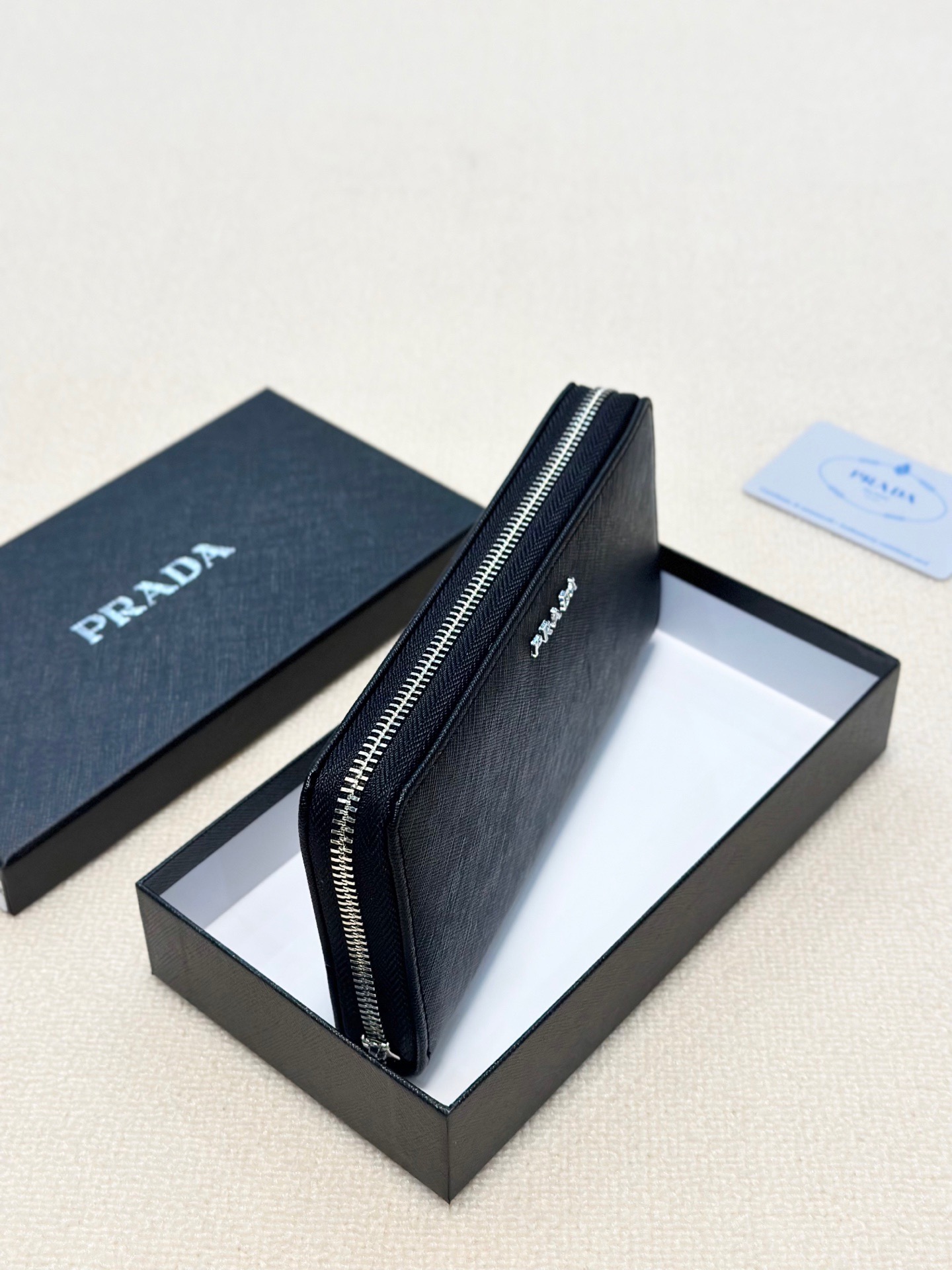 プラダ 十字纹牛皮 ブラック 20x10cm 高端品質