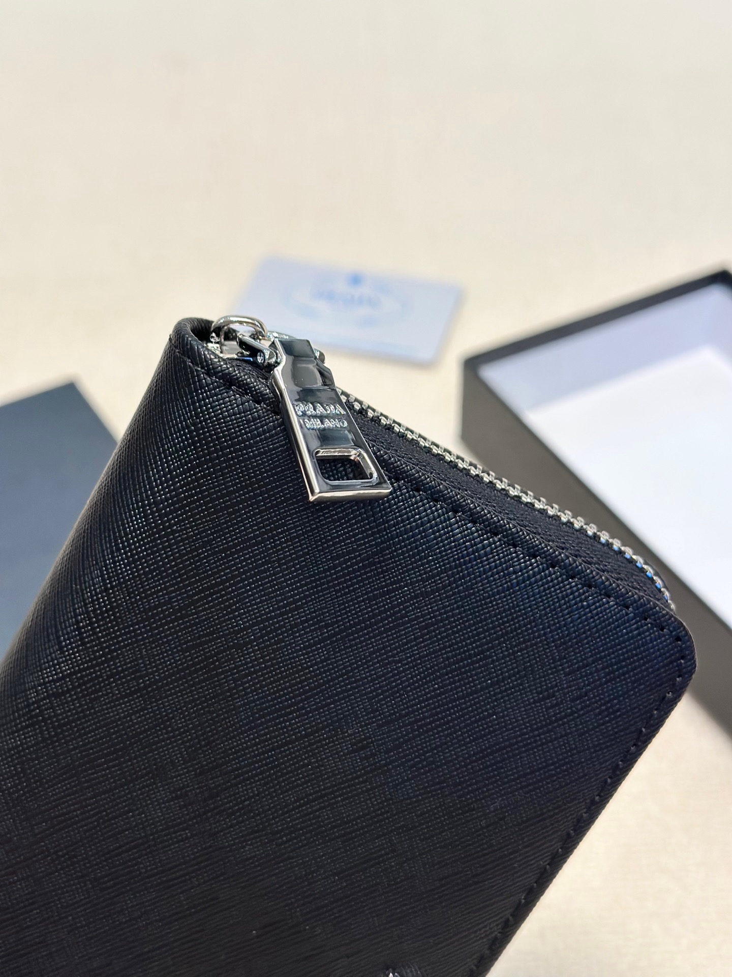 プラダ 十字纹牛皮 ブラック 20x10cm 高端品質