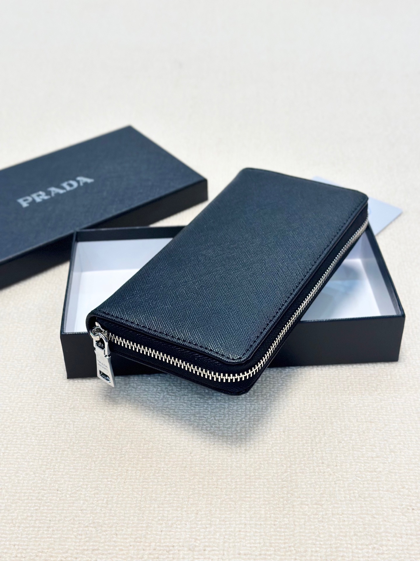 プラダ 十字纹牛皮 ブラック 20x10cm 高端品質