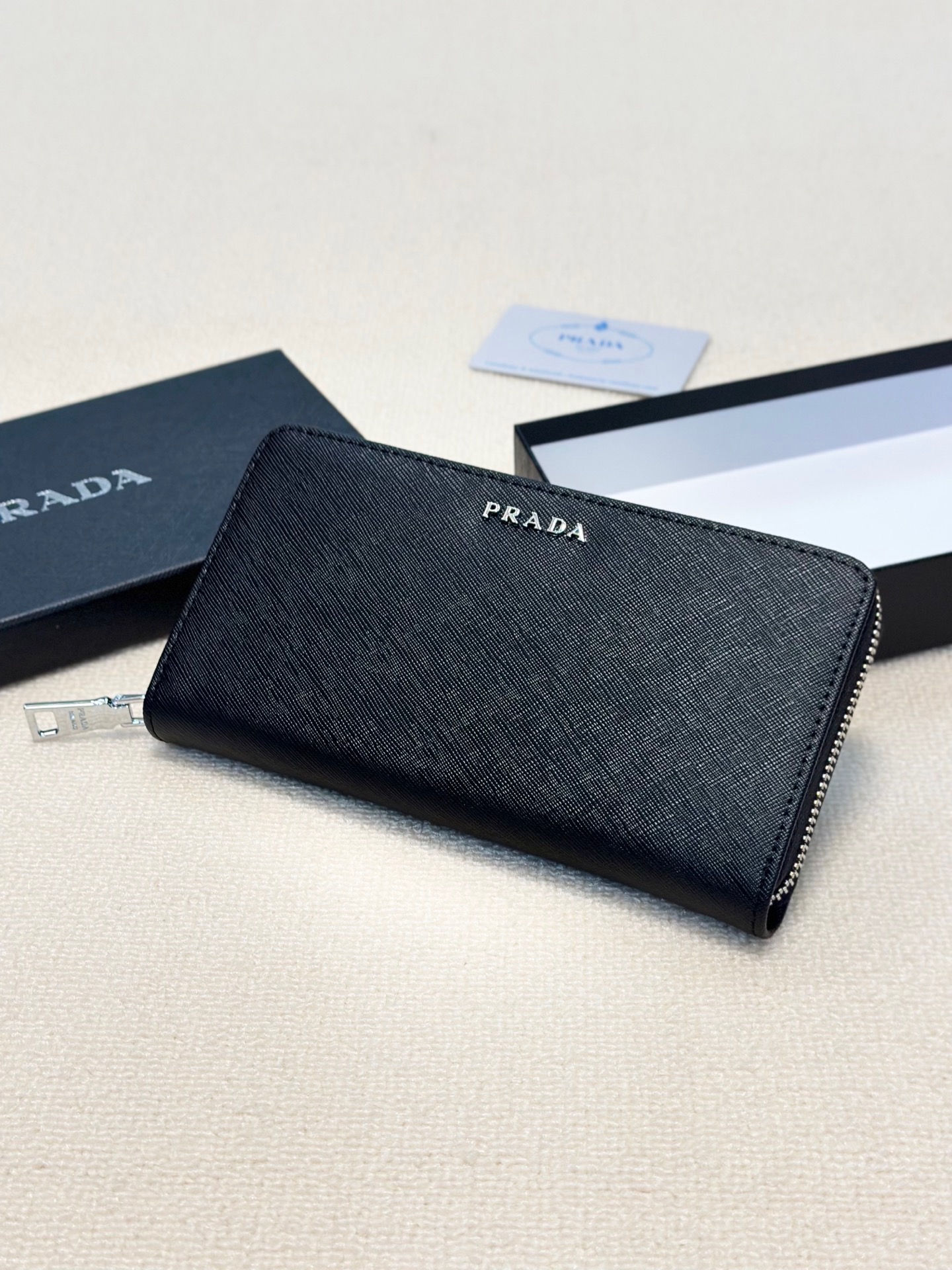 プラダ 十字纹牛皮 ブラック 20x10cm 高端品質