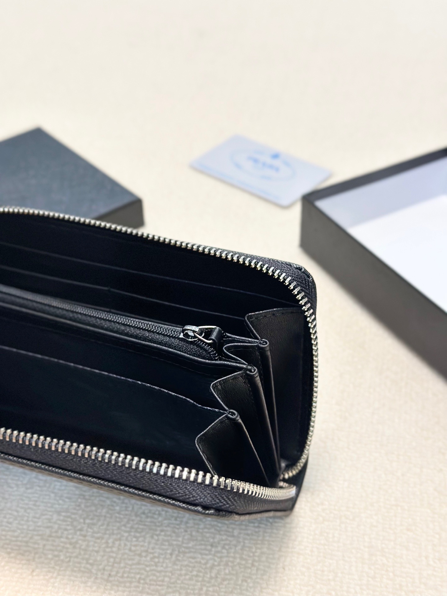 プラダ 十字纹牛皮 ブラック 20x10cm 高端品質