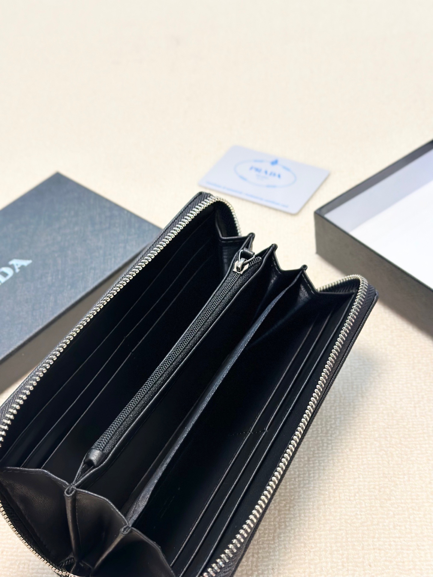 プラダ 十字纹牛皮 ブラック 20x10cm 高端品質