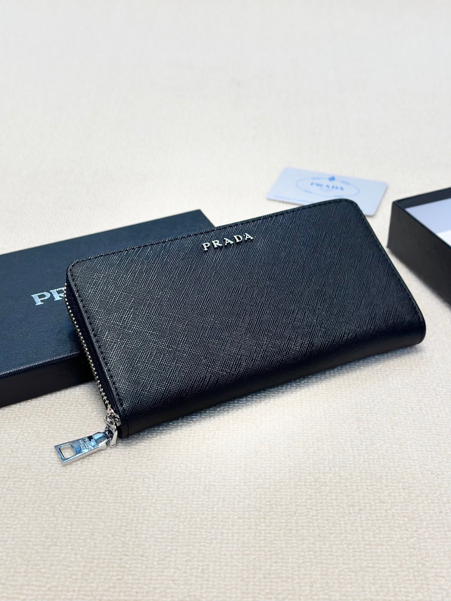 プラダ 十字纹牛皮 ブラック 20x10cm 高端品質