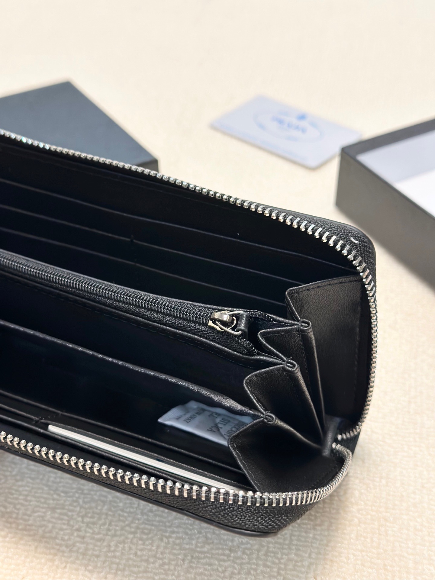 プラダ 男性用手包 ブラック 石目模様 牛革 多カードポケット