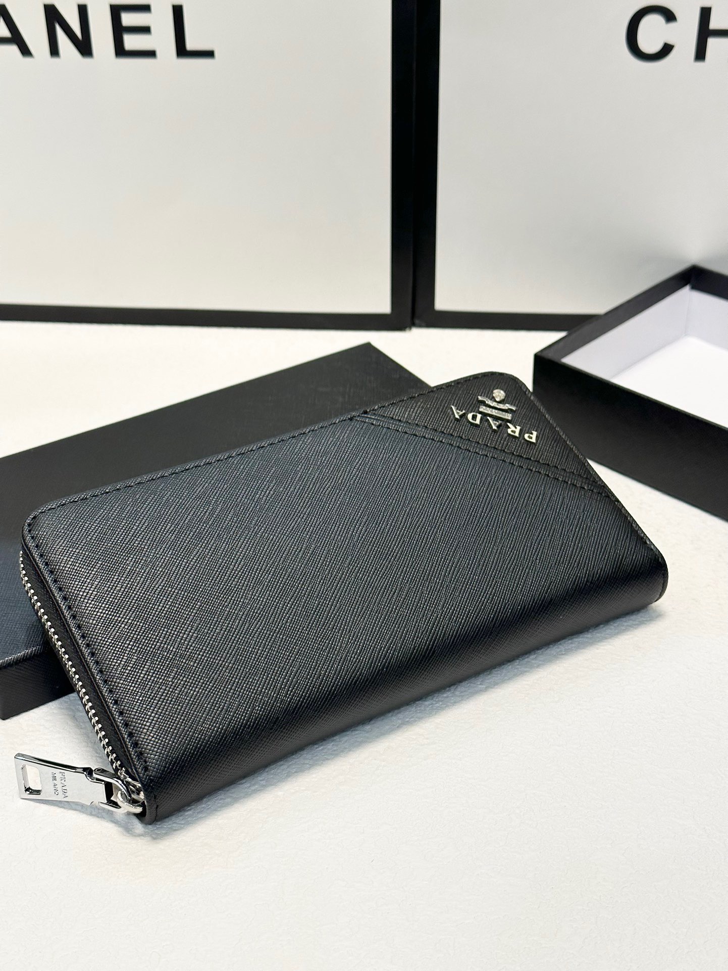 プラダ十字纹牛皮バッグ 黒 20x10cm 高品質