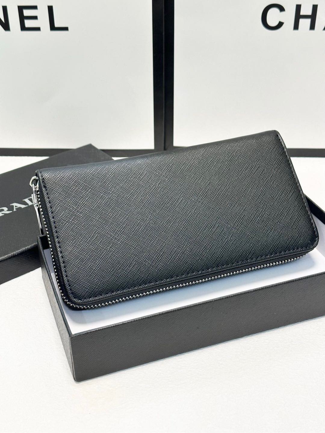 プラダ十字纹牛皮バッグ 黒 20x10cm 高品質