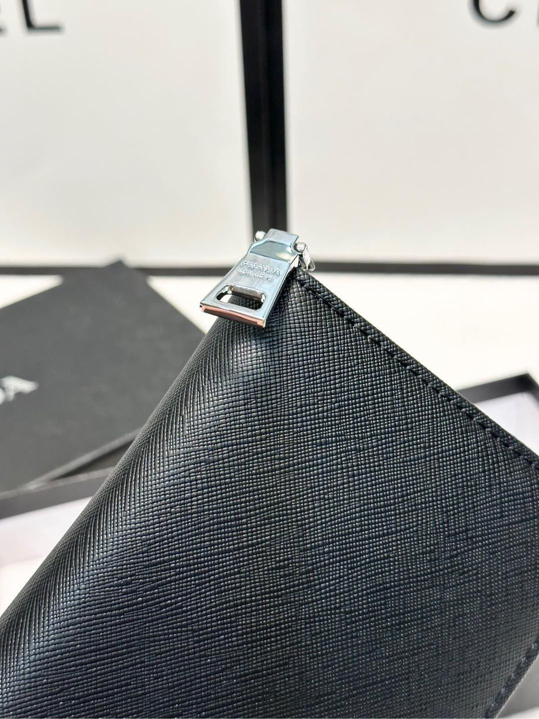 プラダ十字纹牛皮バッグ 黒 20x10cm 高品質