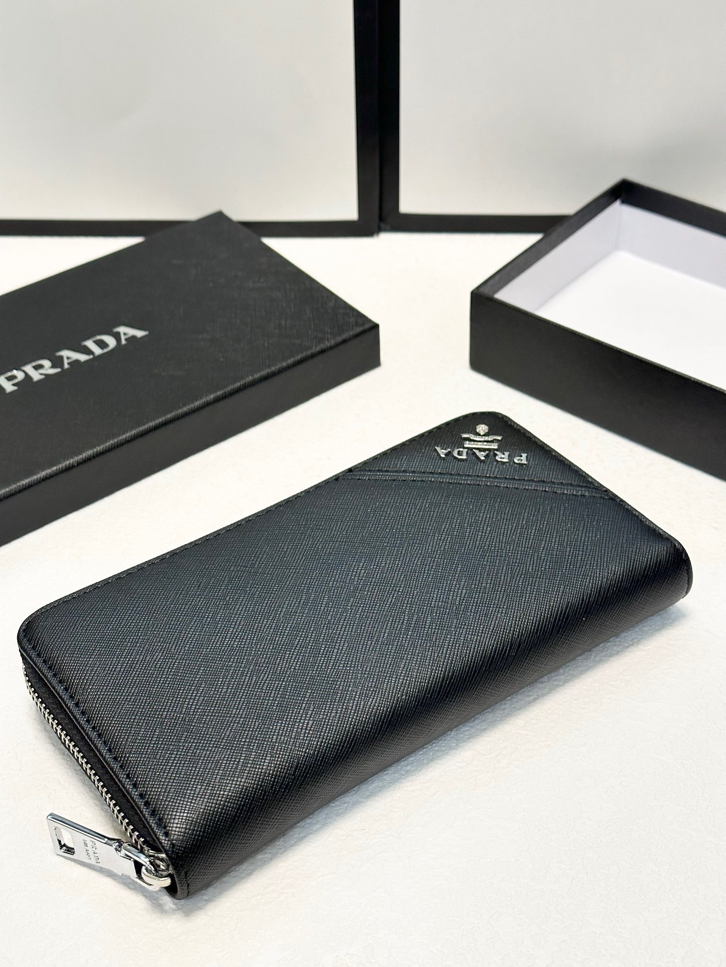 プラダ十字纹牛皮バッグ 黒 20x10cm 高品質