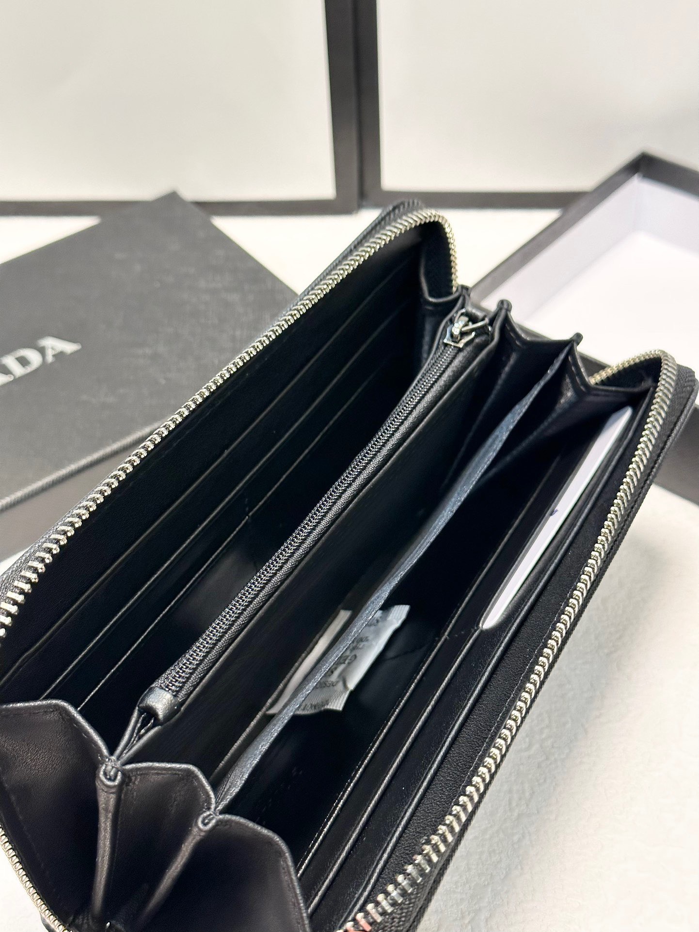 プラダ十字纹牛皮バッグ 黒 20x10cm 高品質