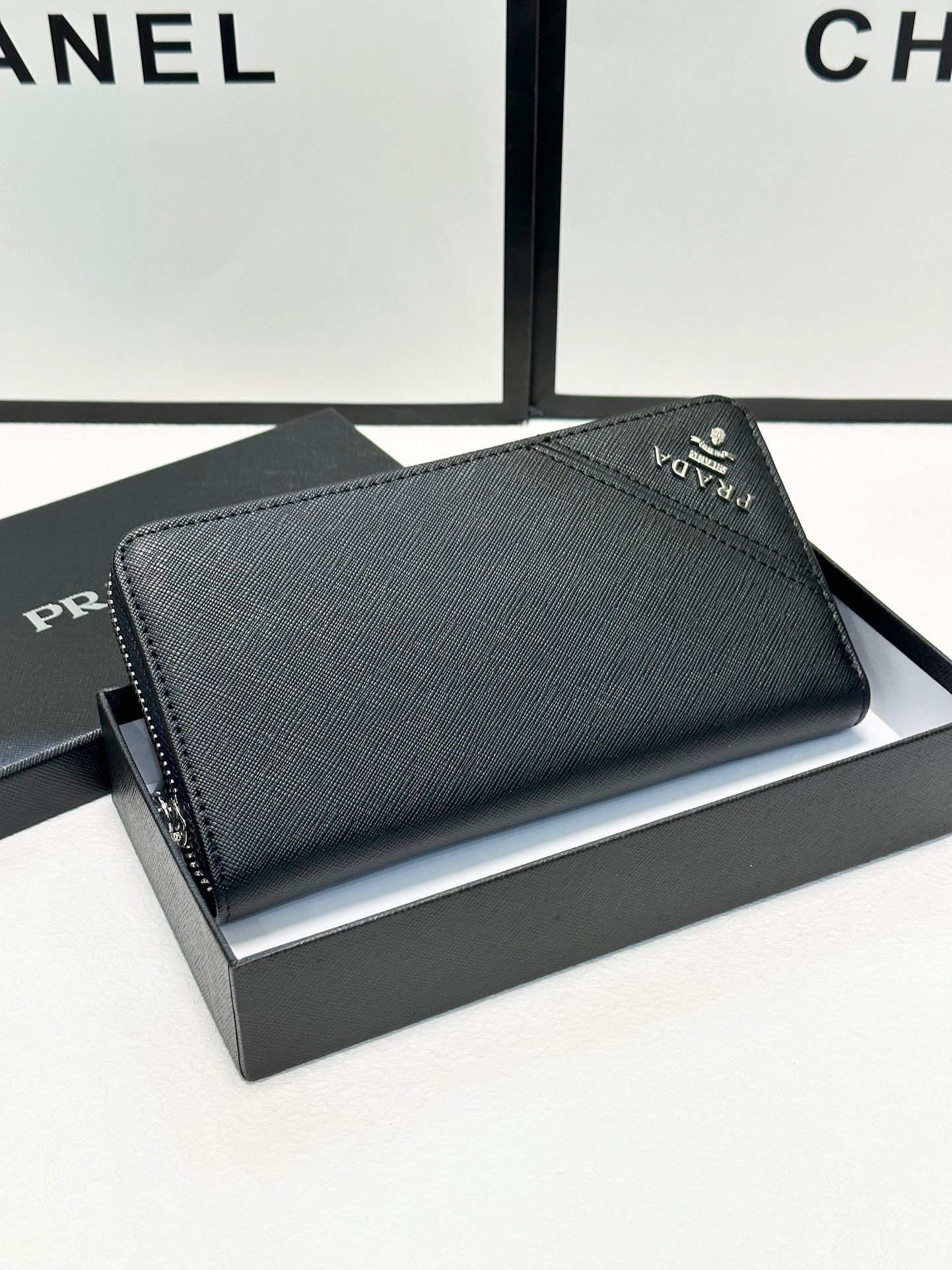 プラダ十字纹牛皮バッグ 黒 20x10cm 高品質