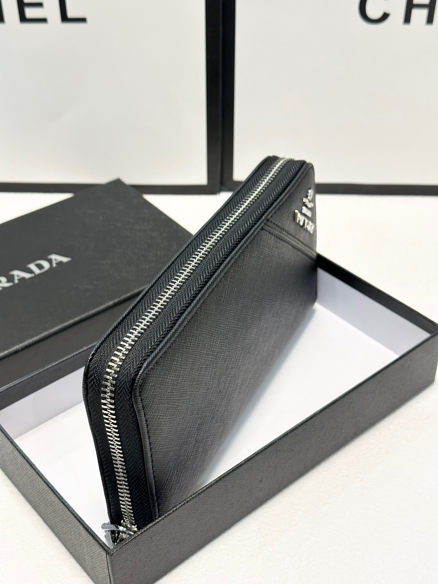 プラダ十字纹牛皮バッグ 黒 20x10cm 高品質