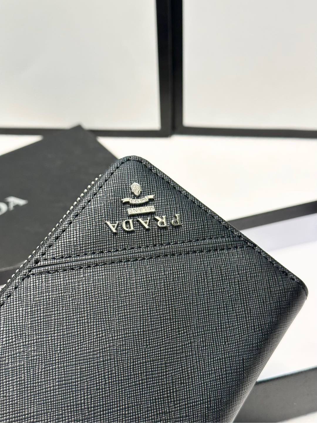 プラダ十字纹牛皮バッグ 黒 20x10cm 高品質