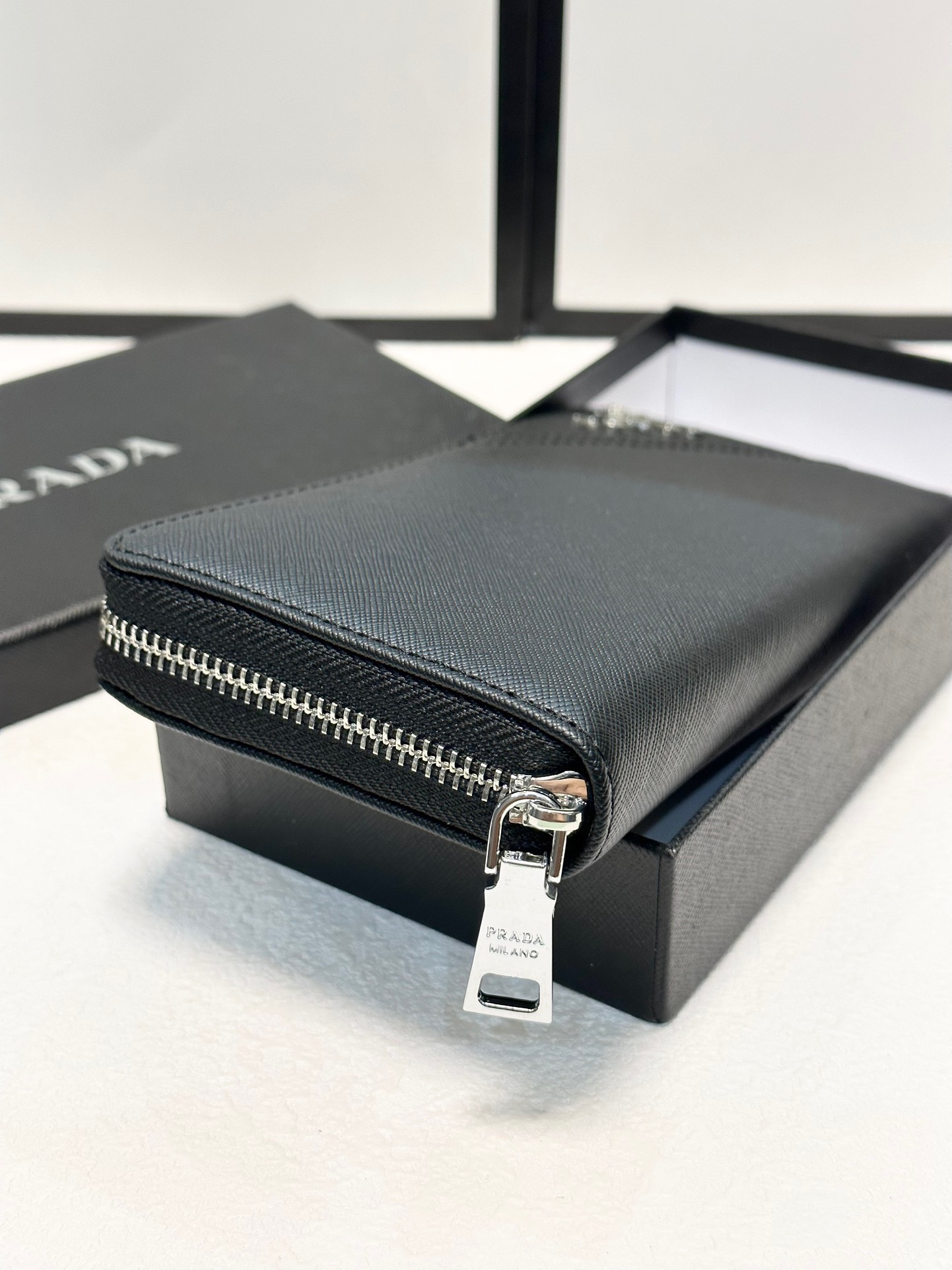 プラダ十字纹牛皮バッグ 黒 20x10cm 高品質