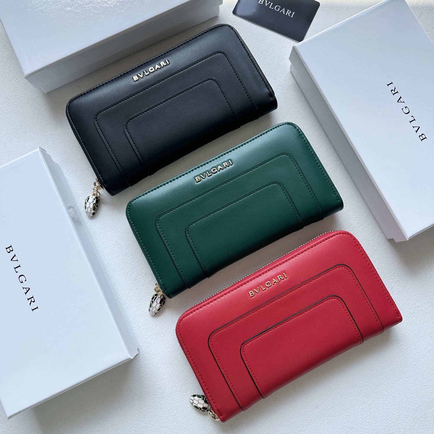 P110🎀🎀 colores negro, verde, rojo 🎀 medidas 19x10 🎀 BVLGARI🔥 cartera original de piel de becerro con cre…