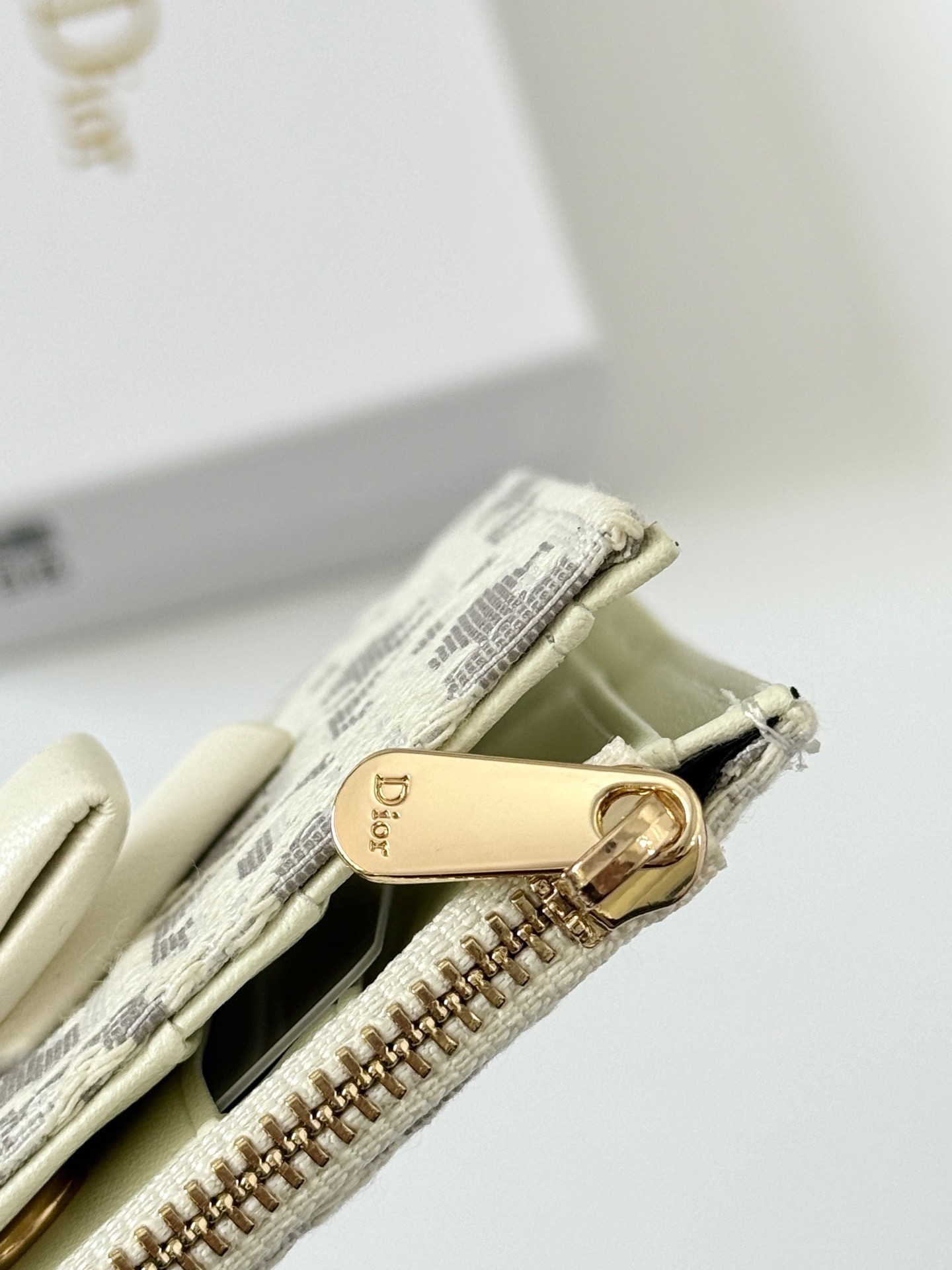 Dior M118 White Grey Oblique 11 5x9x2 everyday