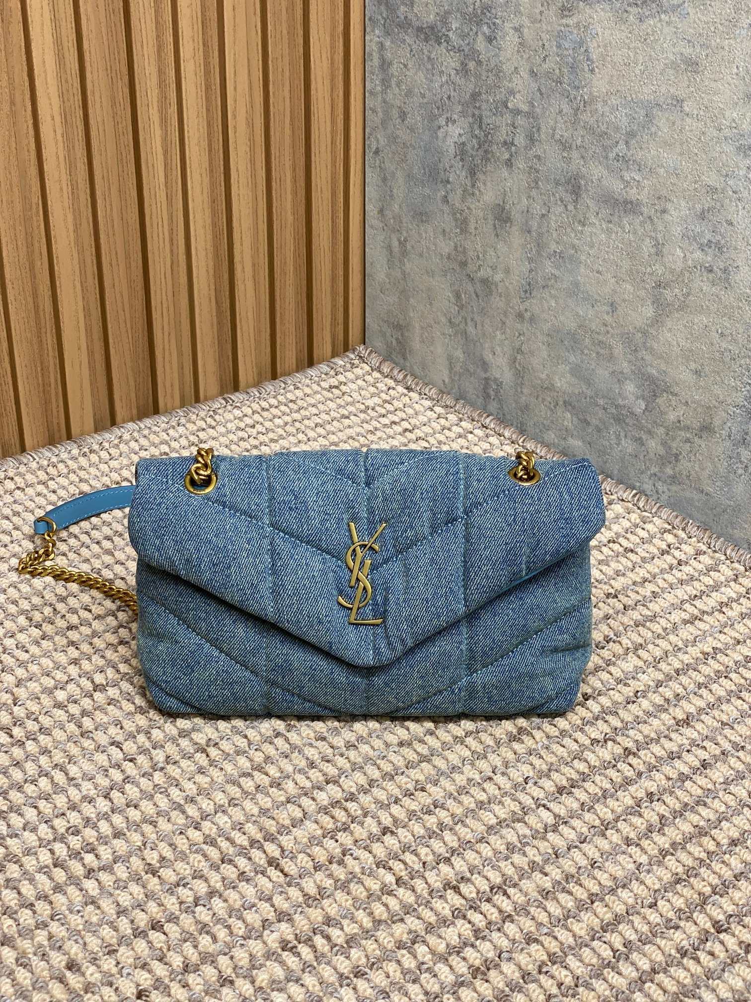 Saint Laurent Original YSL Loulou original uffer denim series is very beautiful, looks good no matter how you match it, and is very practical. It