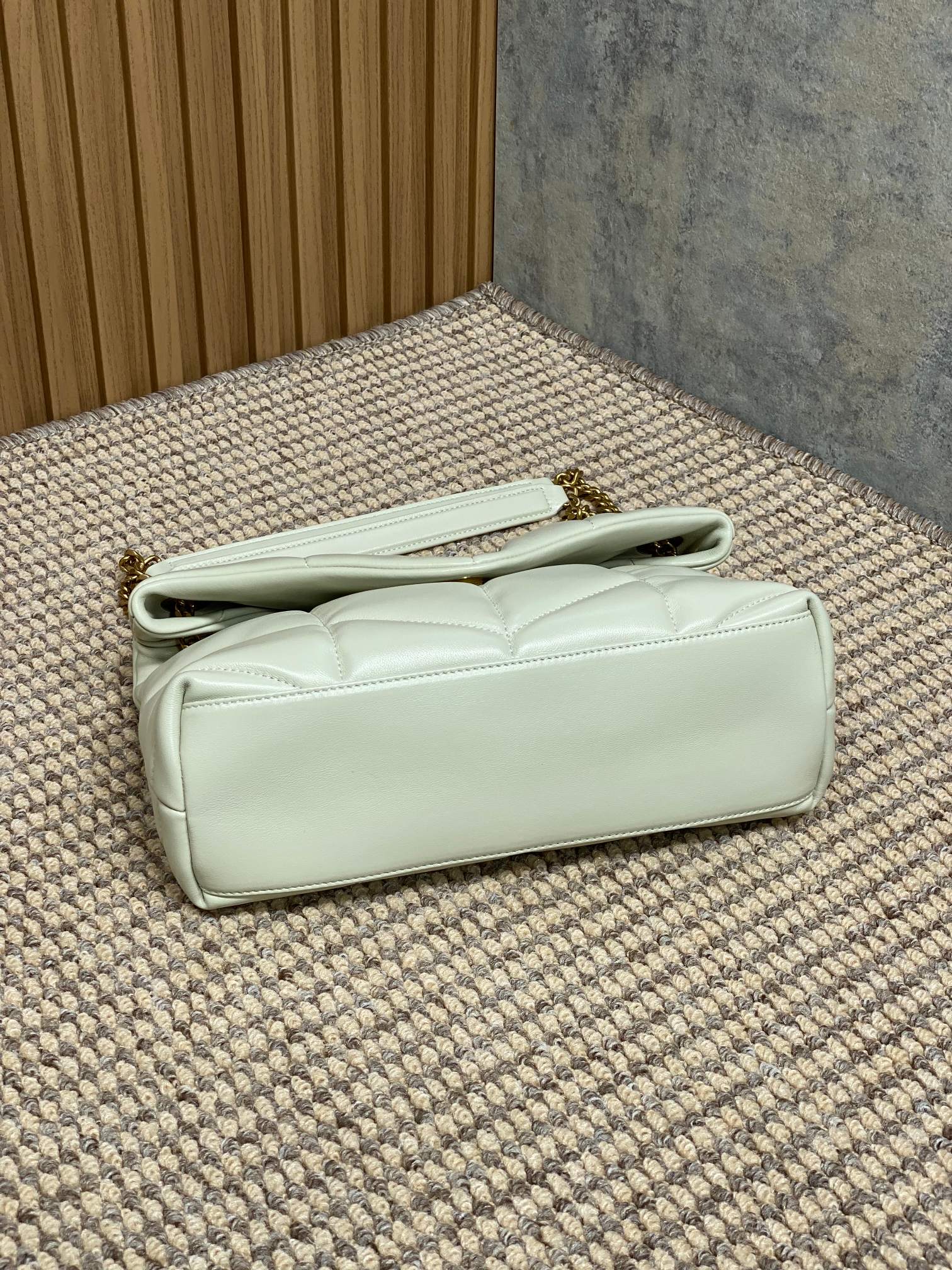 Original Saint Laurent Original aris Saint Laurent new model, bi-foldable back shoulder, quilted lambskin bag, brushed metal trim, grosgrain lini