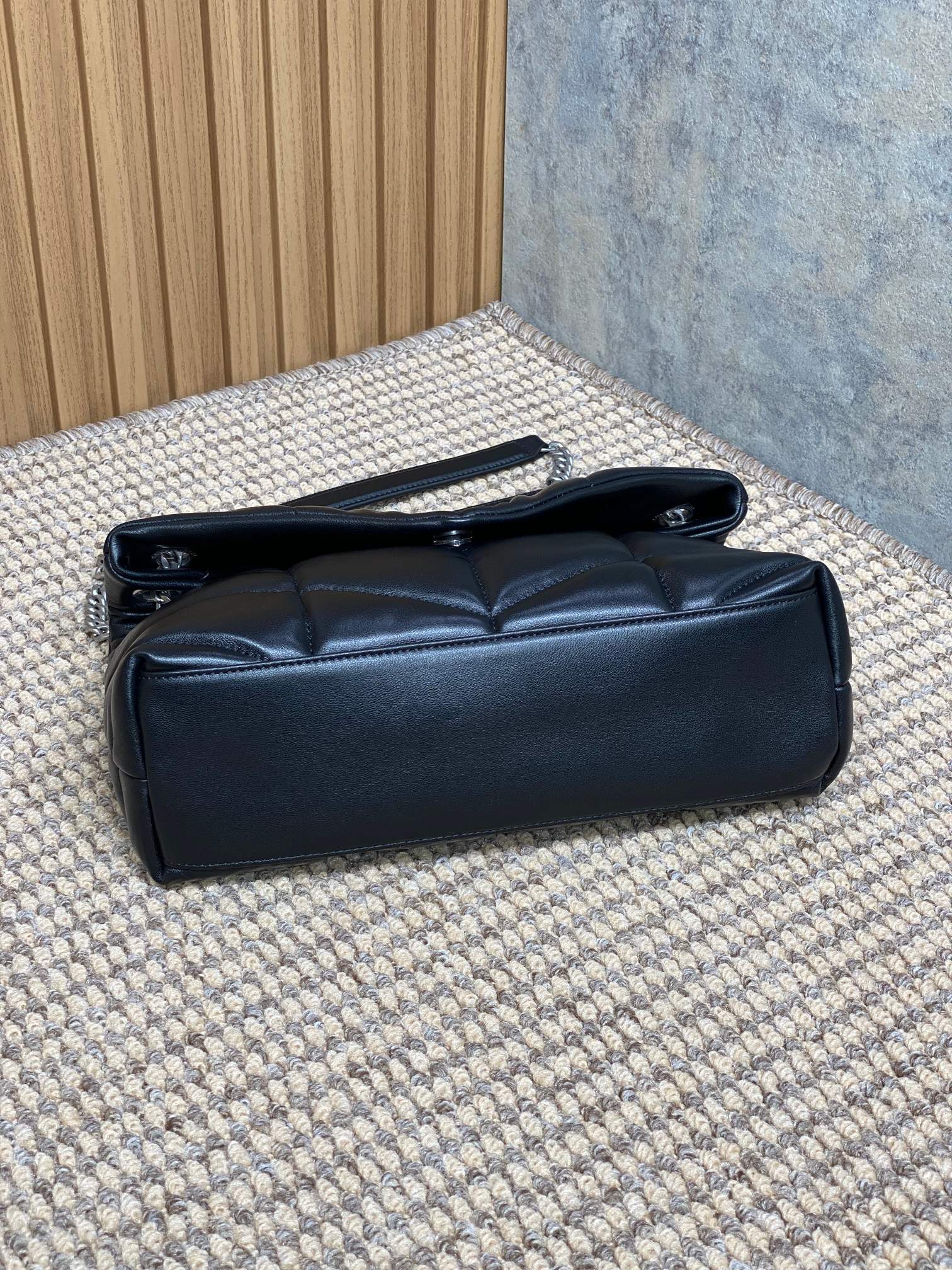 Original Saint Laurent Original aris Saint Laurent new model, bi-foldable back shoulder, quilted lambskin bag, brushed metal trim, grosgrain lini