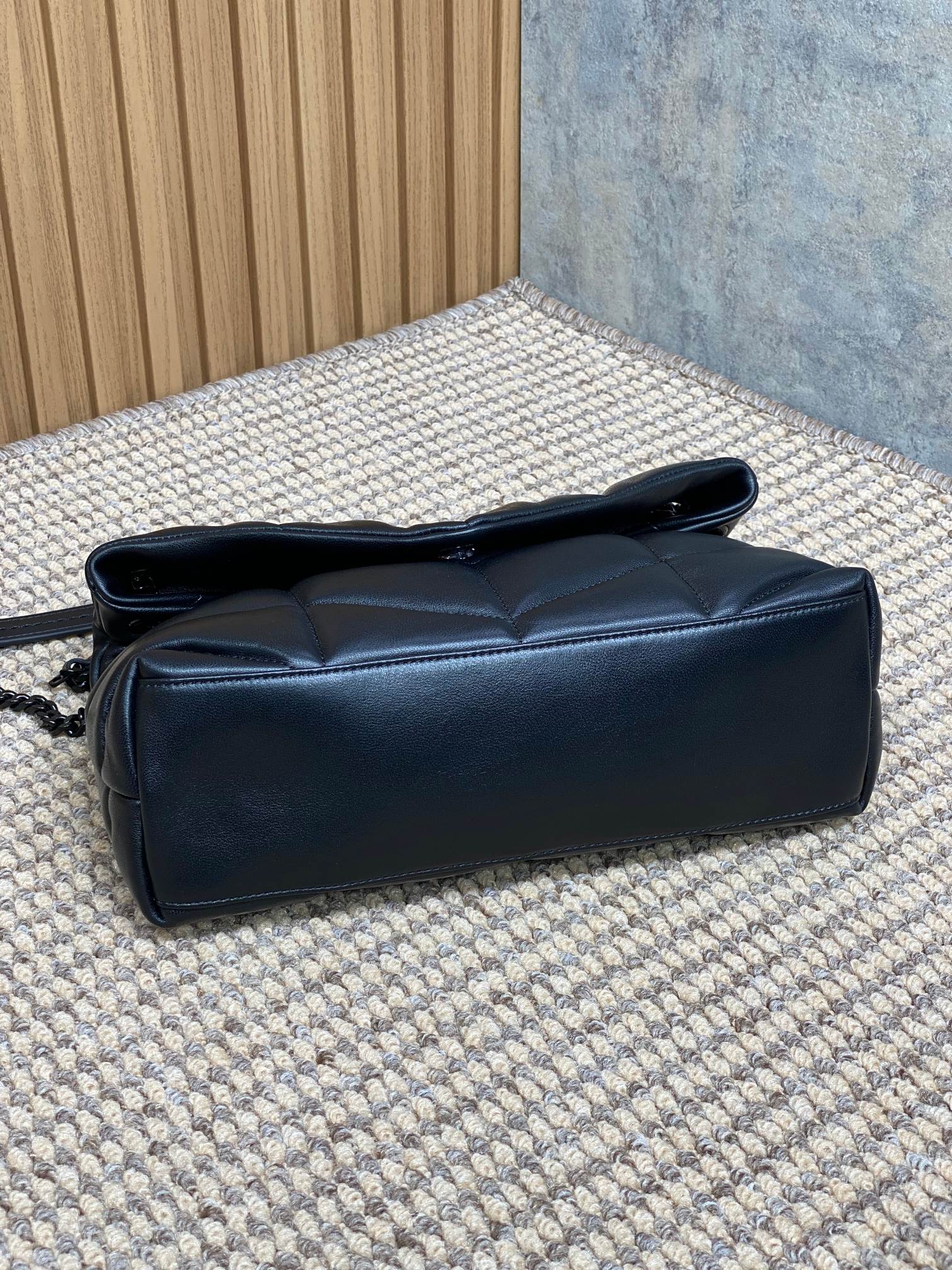Original Saint Laurent Original aris Saint Laurent new model, bi-foldable back shoulder, quilted lambskin bag, brushed metal trim, grosgrain lini