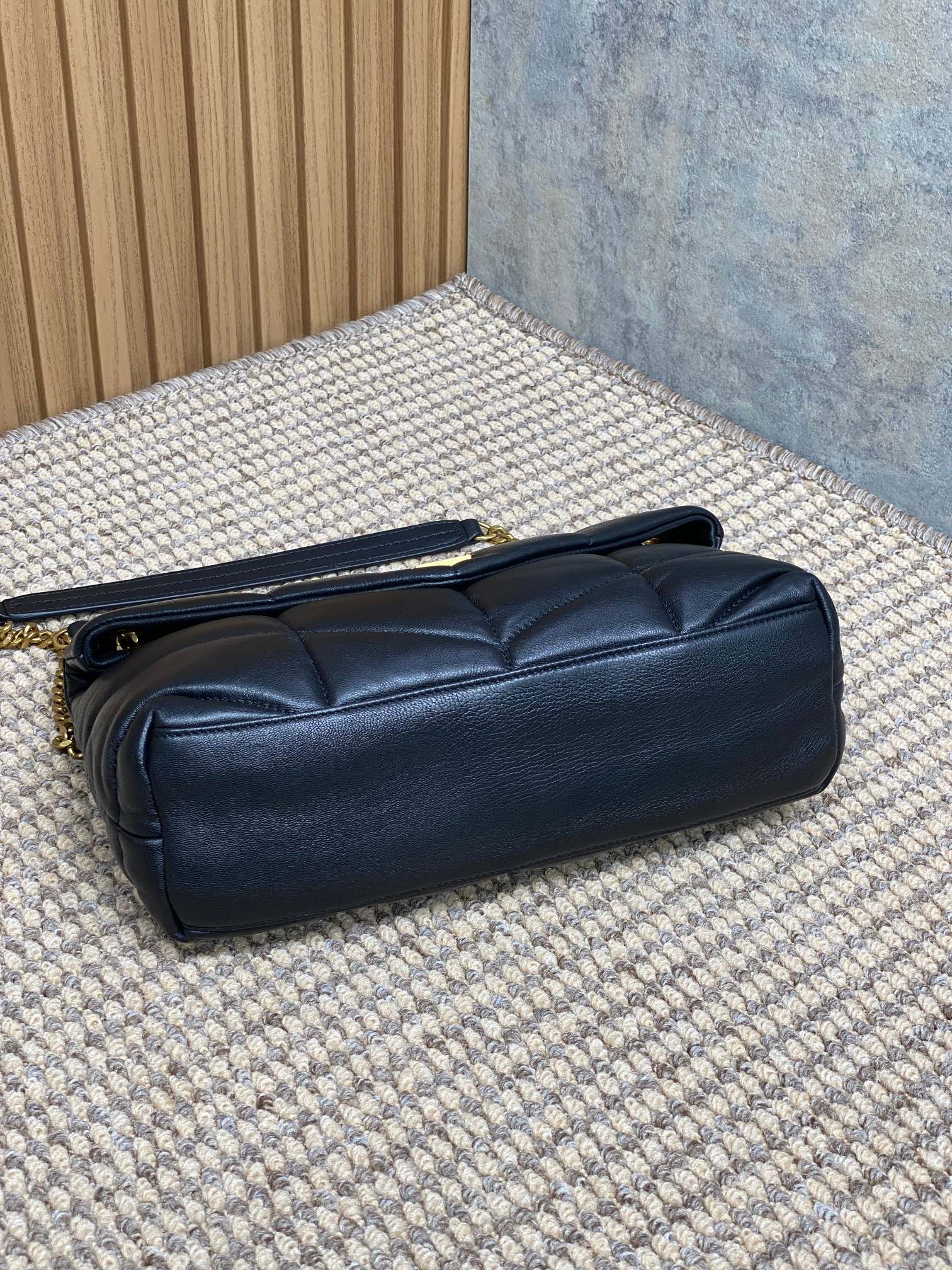 Original Saint Laurent Original aris Saint Laurent new model, bi-foldable back shoulder, quilted lambskin bag, brushed metal trim, grosgrain lini