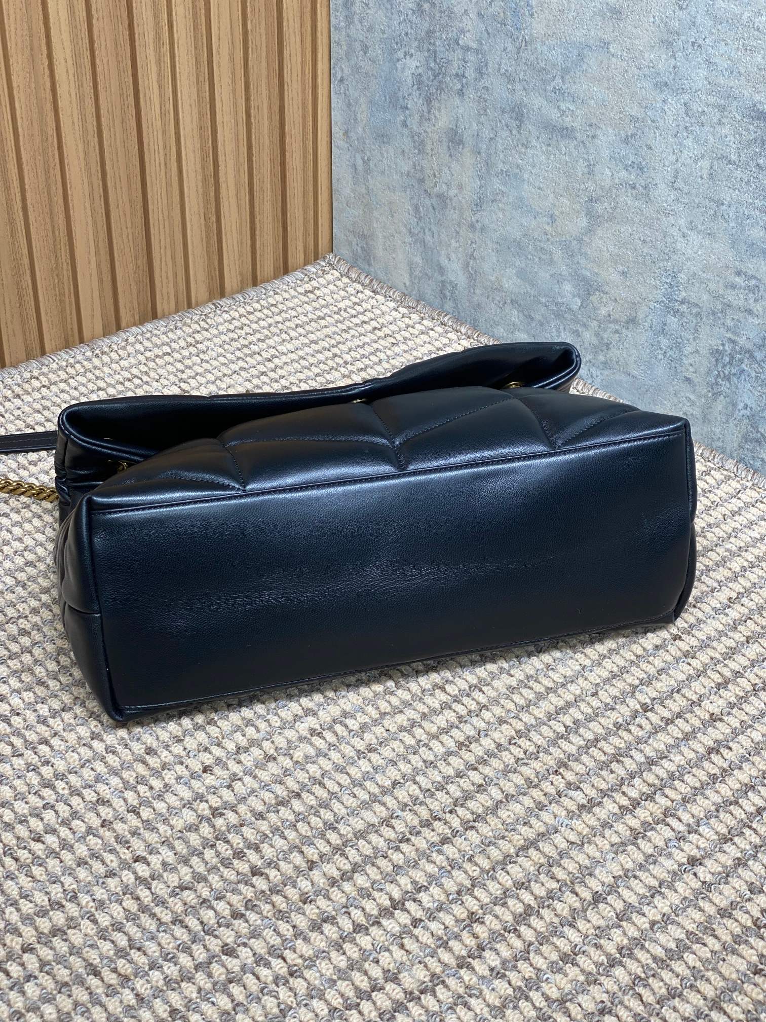 Large original Saint Laurent original aris Saint Laurent new model. Bi-foldable back shoulder. Quilted lambskin bag. Brushed metal trim. Grosgrai