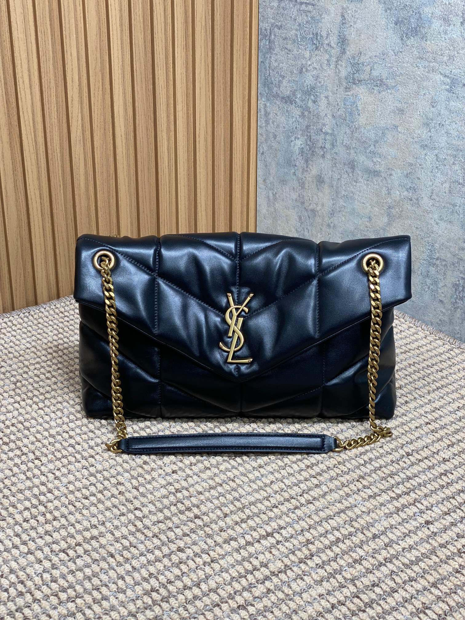 Large original Saint Laurent original aris Saint Laurent new model. Bi-foldable back shoulder. Quilted lambskin bag. Brushed metal trim. Grosgrai