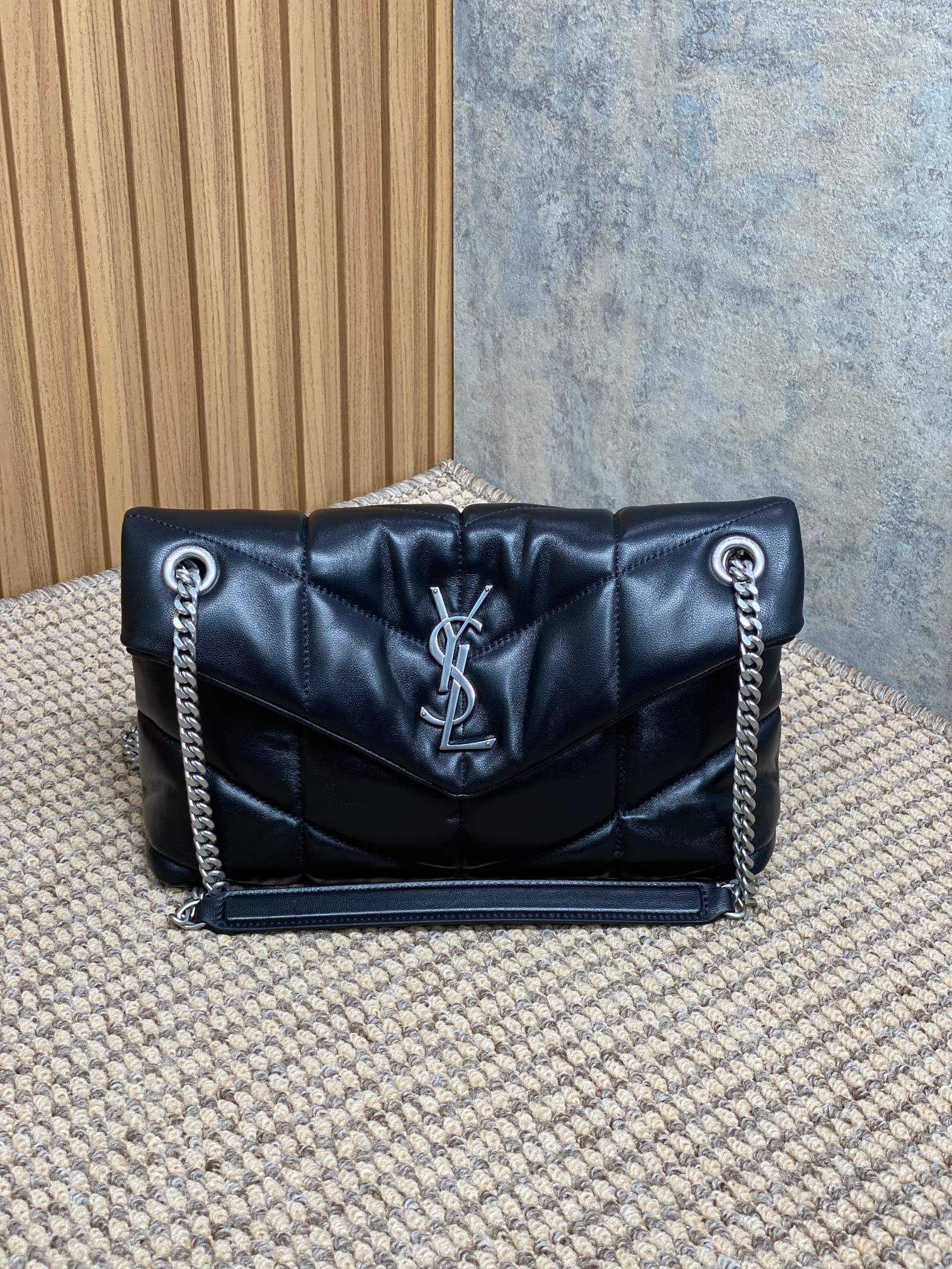 Large original Saint Laurent original aris Saint Laurent new model. Bi-foldable back shoulder. Quilted lambskin bag. Brushed metal trim. Grosgrai