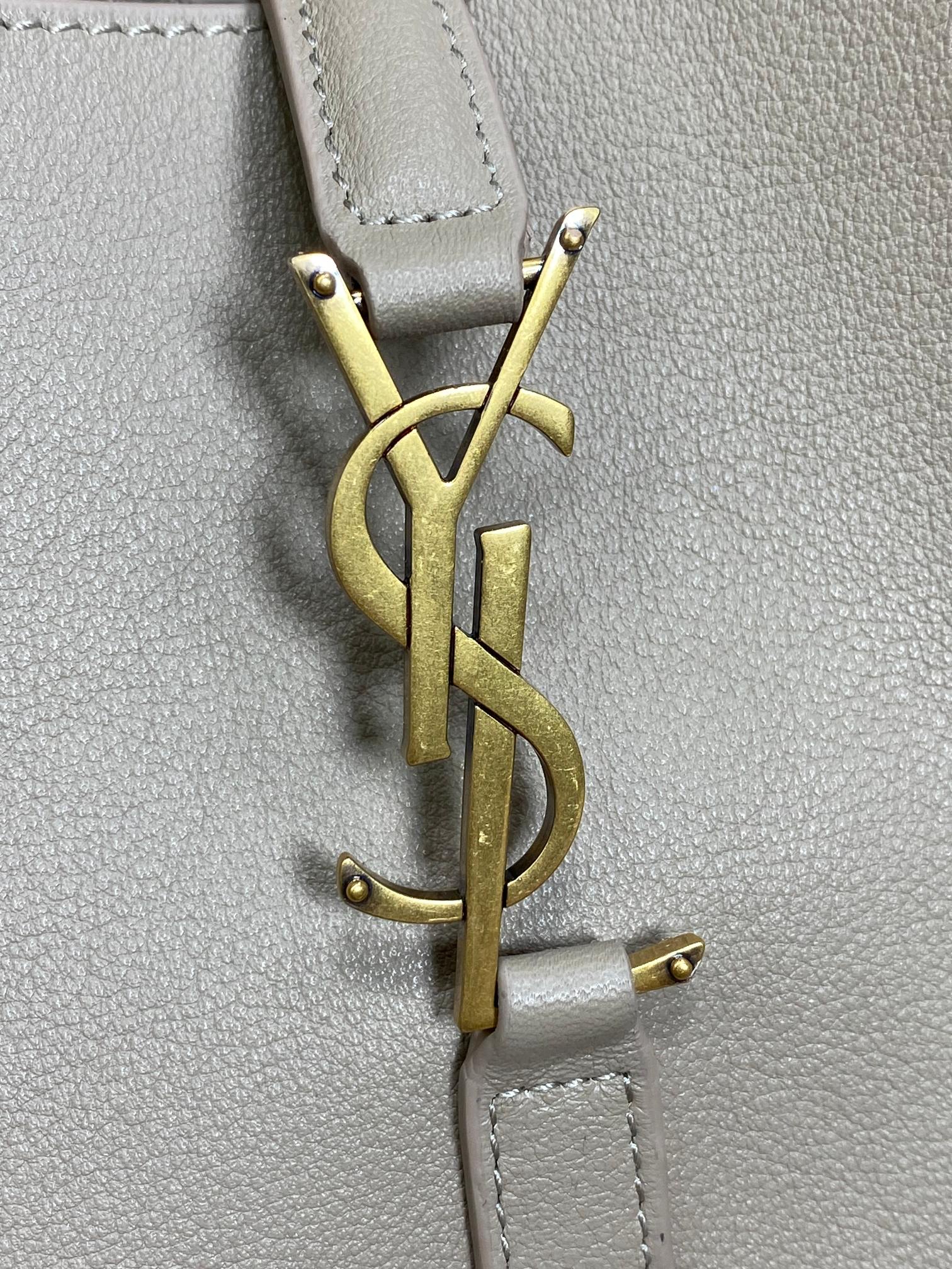 YSL圣罗兰秋冬新款ROSE同款轻巧又充满时尚感手感超级好软软的搭配简单的ysllogo真的巨好背！尺寸