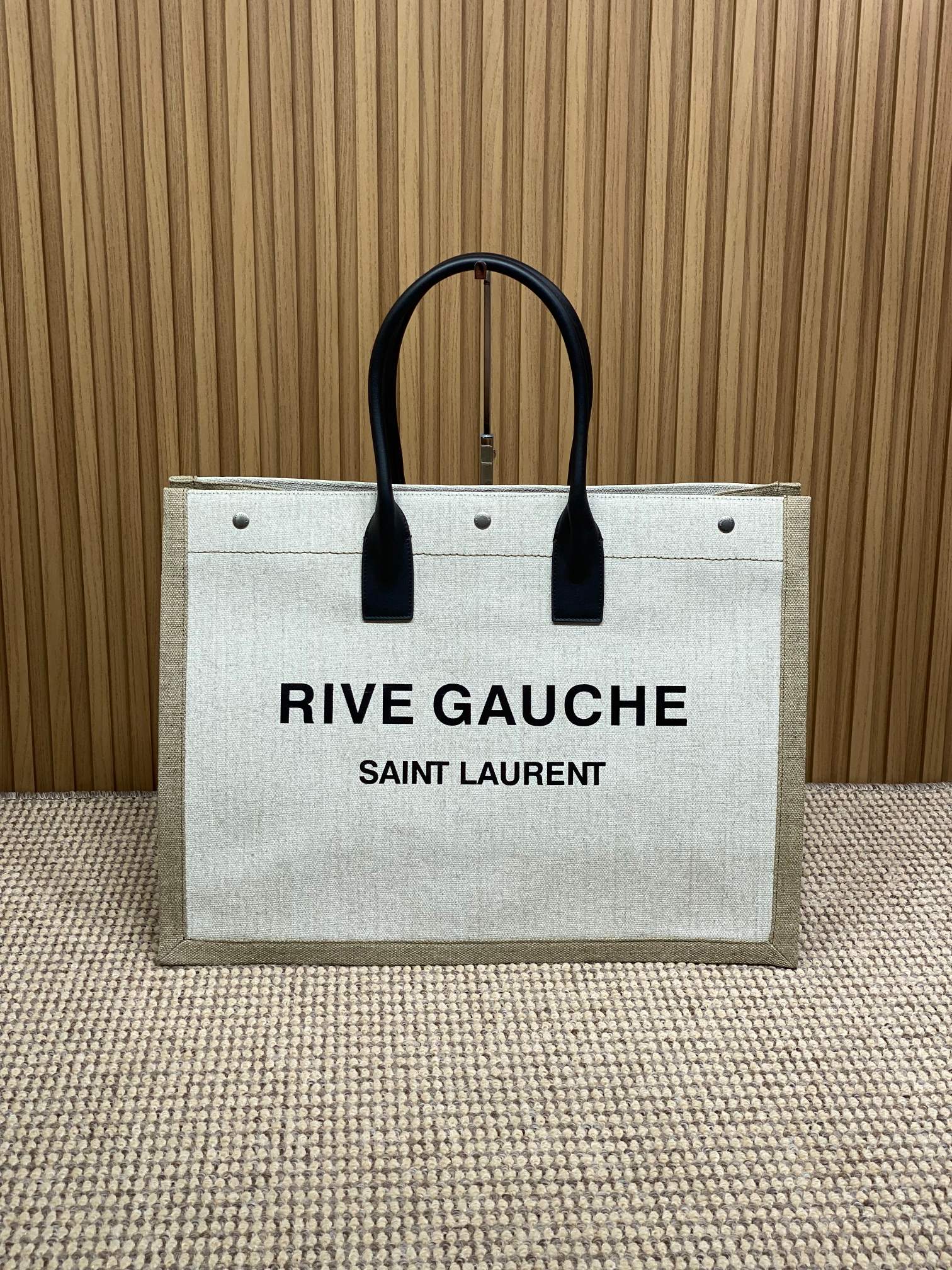 p????lzdyls RIVE GAUCHE ** 沙滩包出炉️️\n这是一款大有文章的购物袋！不是普通市场货‼️不是普通麻布‼️联合材料商研究订制出品的麻布！多成工艺加持，软硬程度手感麻布密性防水除毛糙纤维等等等等！真心是拆着原版一点一滴Copy出来的材料！亚麻和黑色手提袋、购物袋  镌刻精致标志的四合扣封口。宽敞的包身，通勤或旅游都完美 ！Size：sbed×36×16cm 编码4jjszzjdbq