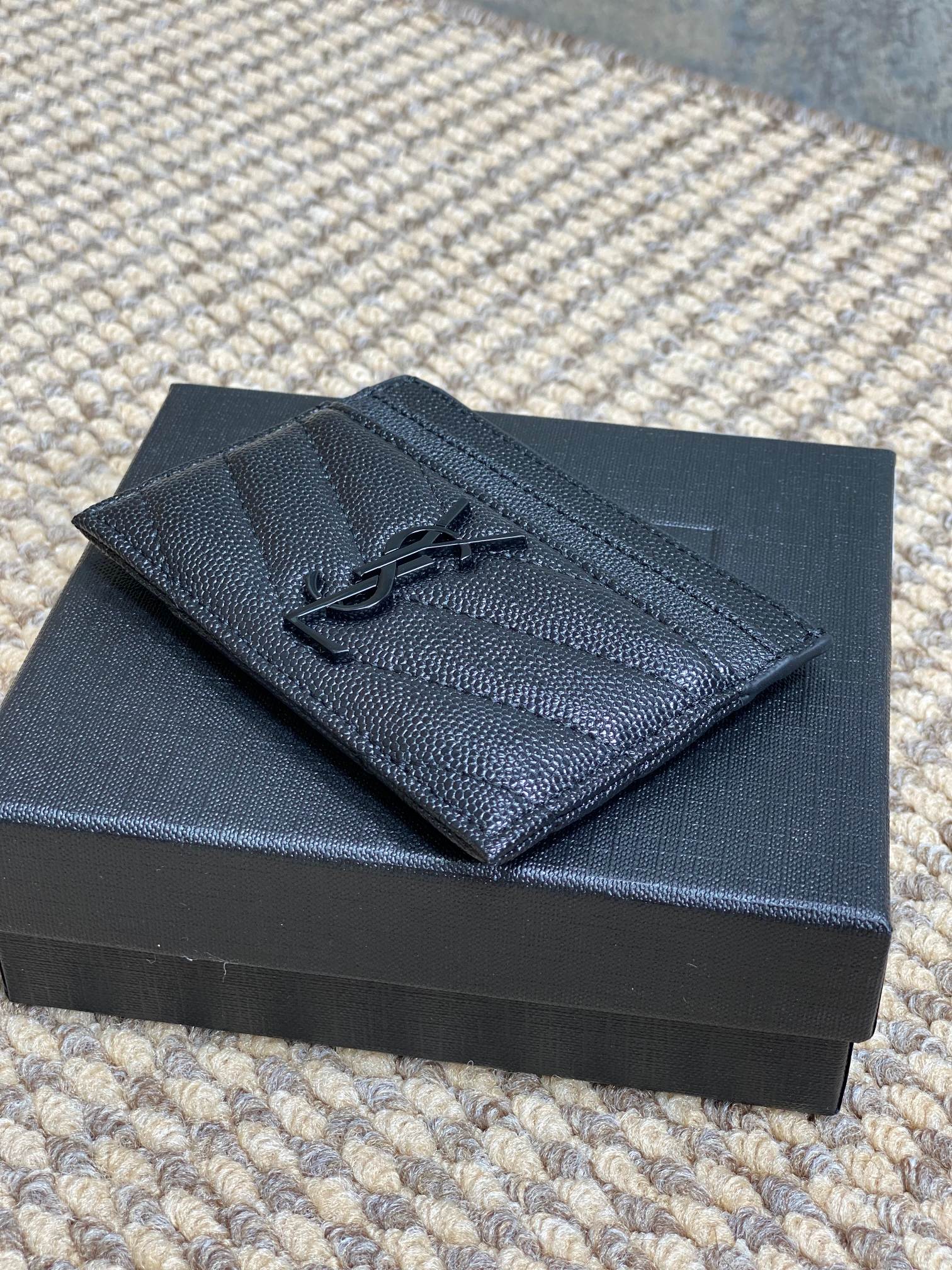 YSL圣罗兰经典logo鱼子皮荔枝纹绗缝卡包尺寸10.5x7.5cm编码423291