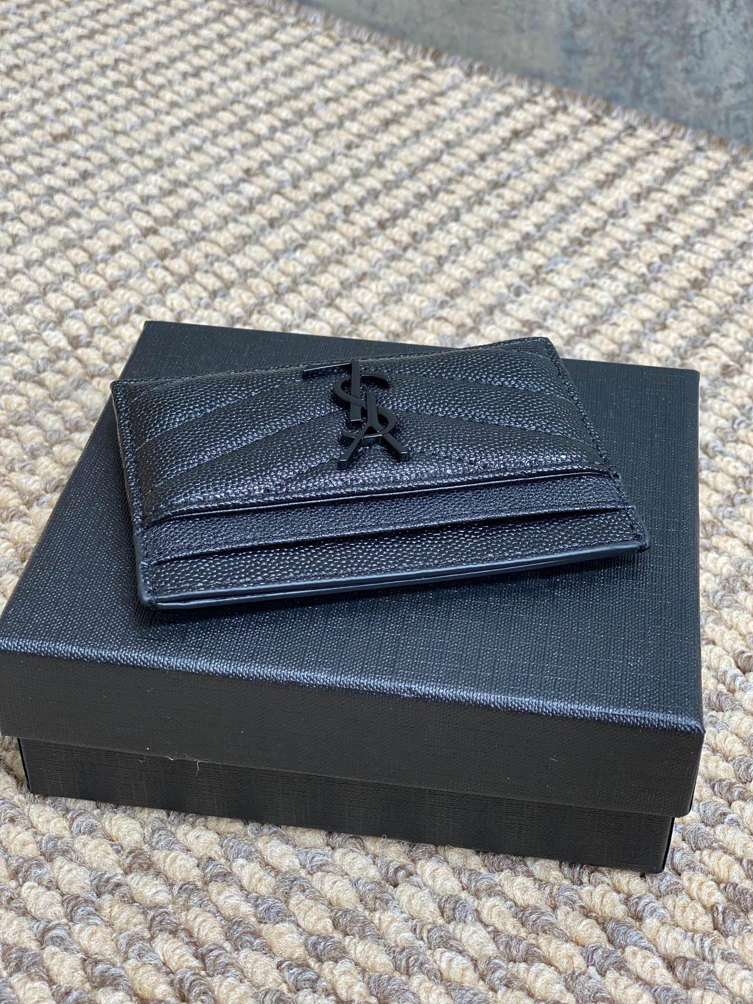 YSL圣罗兰经典logo鱼子皮荔枝纹绗缝卡包尺寸10.5x7.5cm编码423291