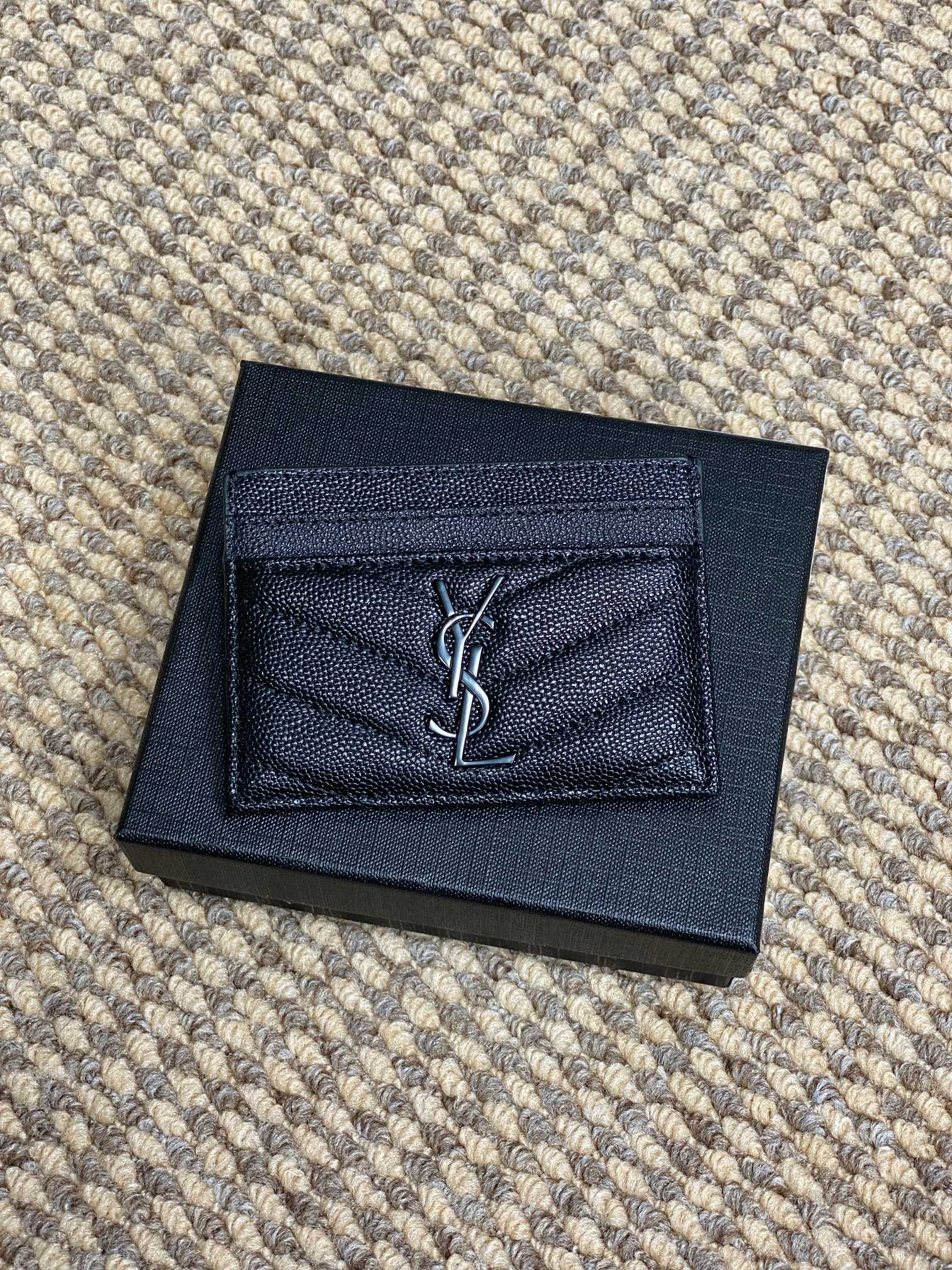 YSL圣罗兰经典logo鱼子皮荔枝纹绗缝卡包尺寸10.5x7.5cm编码423291