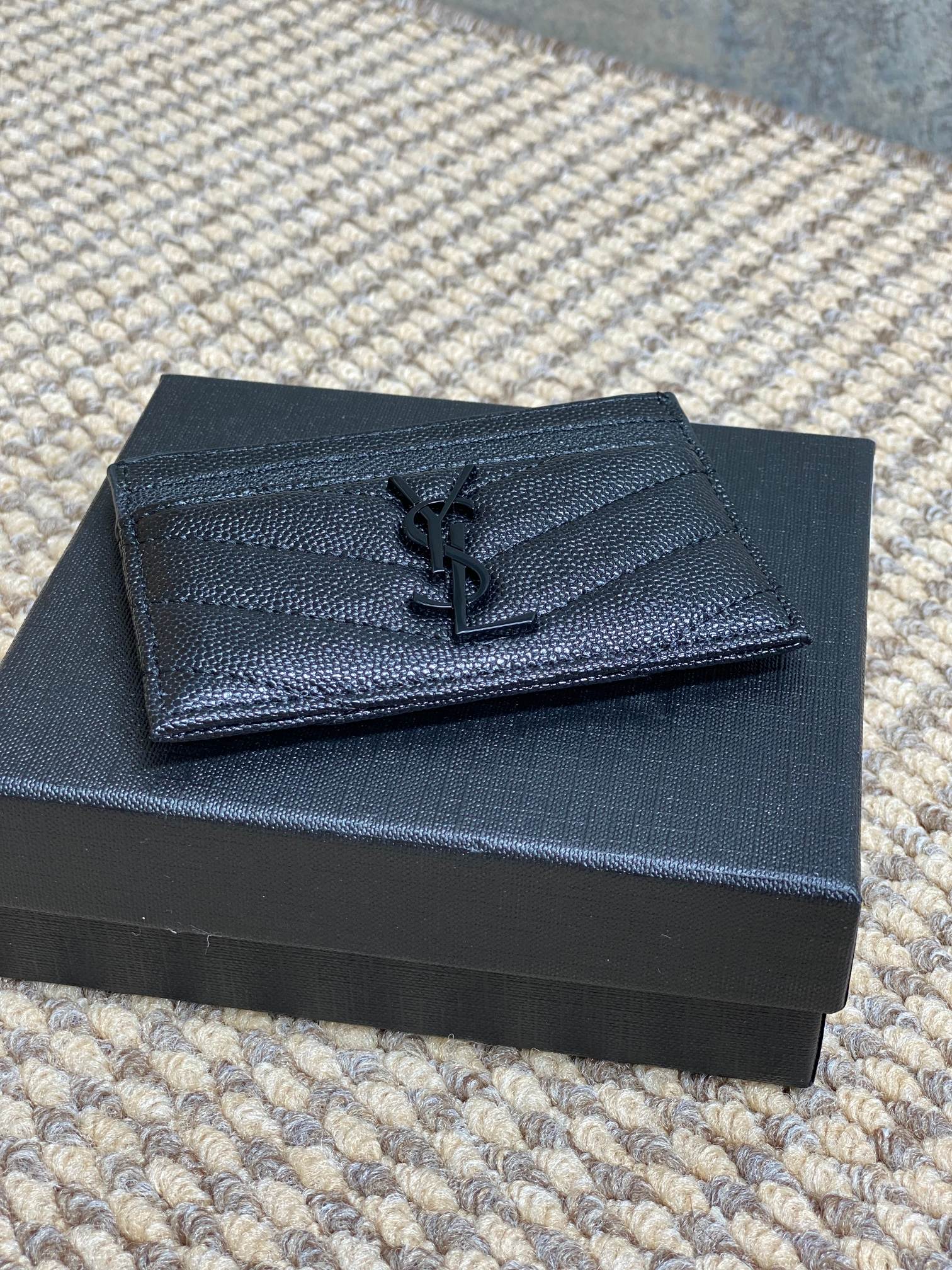 YSL圣罗兰经典logo鱼子皮荔枝纹绗缝卡包尺寸10.5x7.5cm编码423291