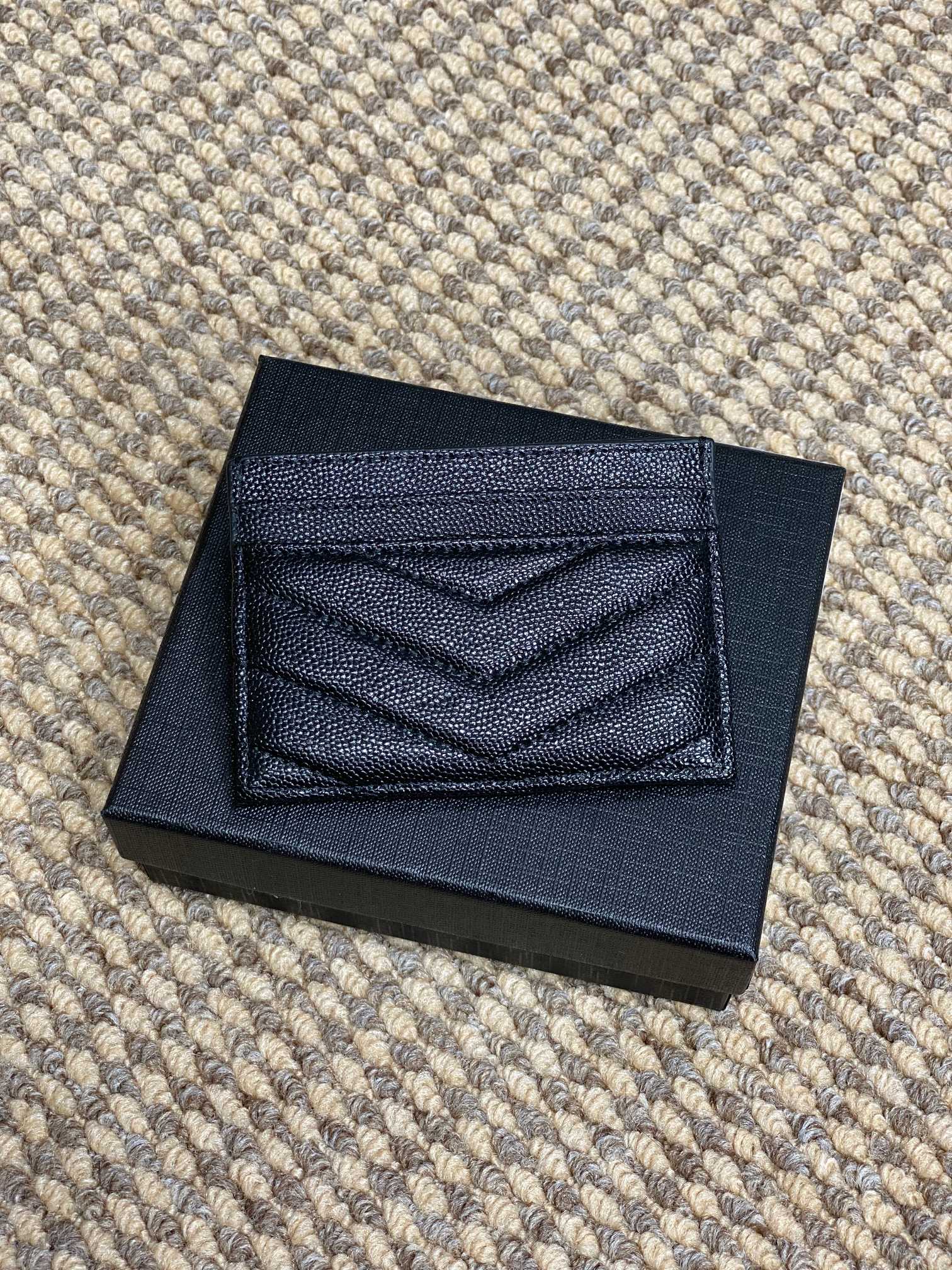 YSL圣罗兰经典logo鱼子皮荔枝纹绗缝卡包尺寸10.5x7.5cm编码423291
