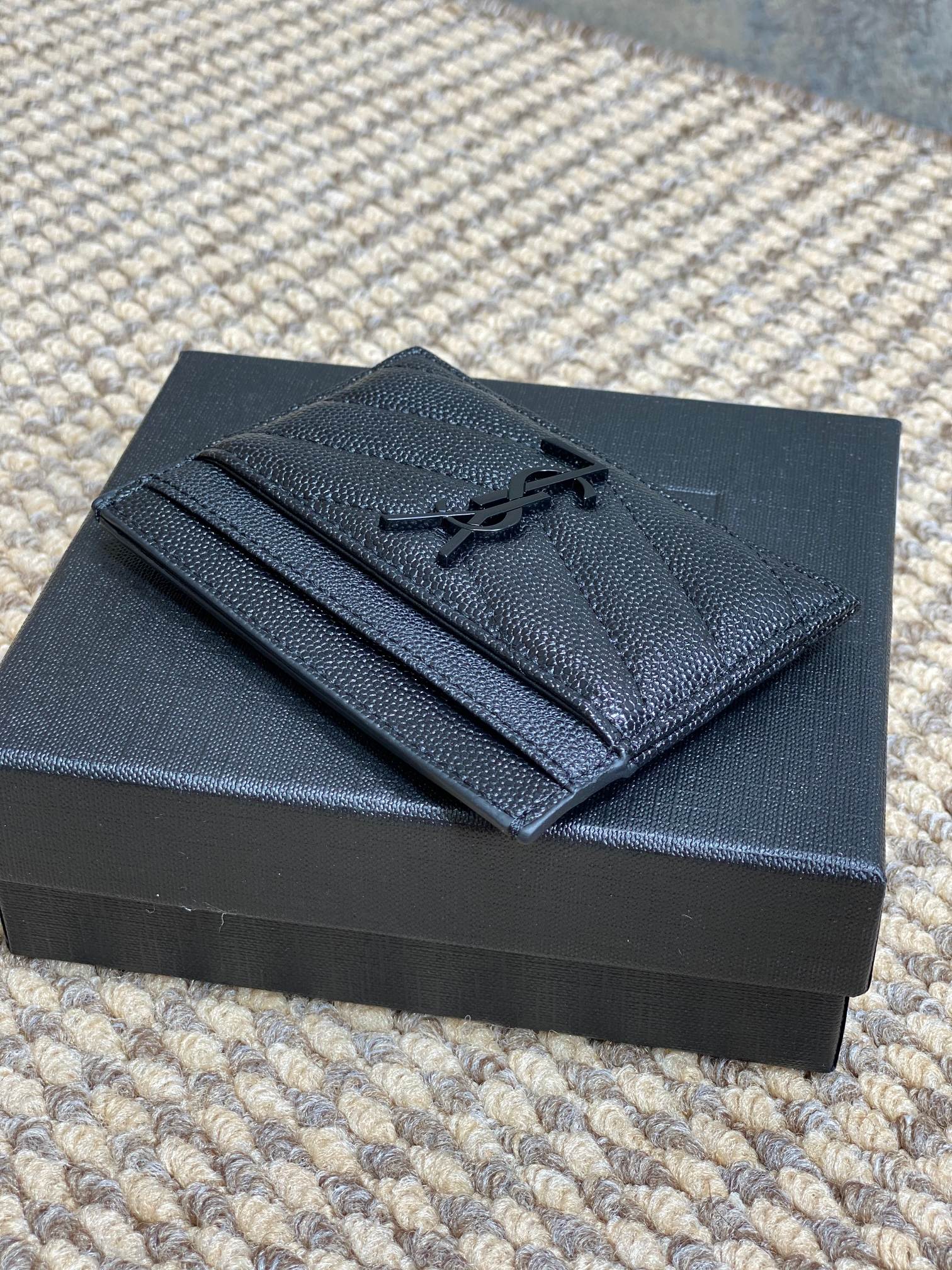 YSL圣罗兰经典logo鱼子皮荔枝纹绗缝卡包尺寸10.5x7.5cm编码423291