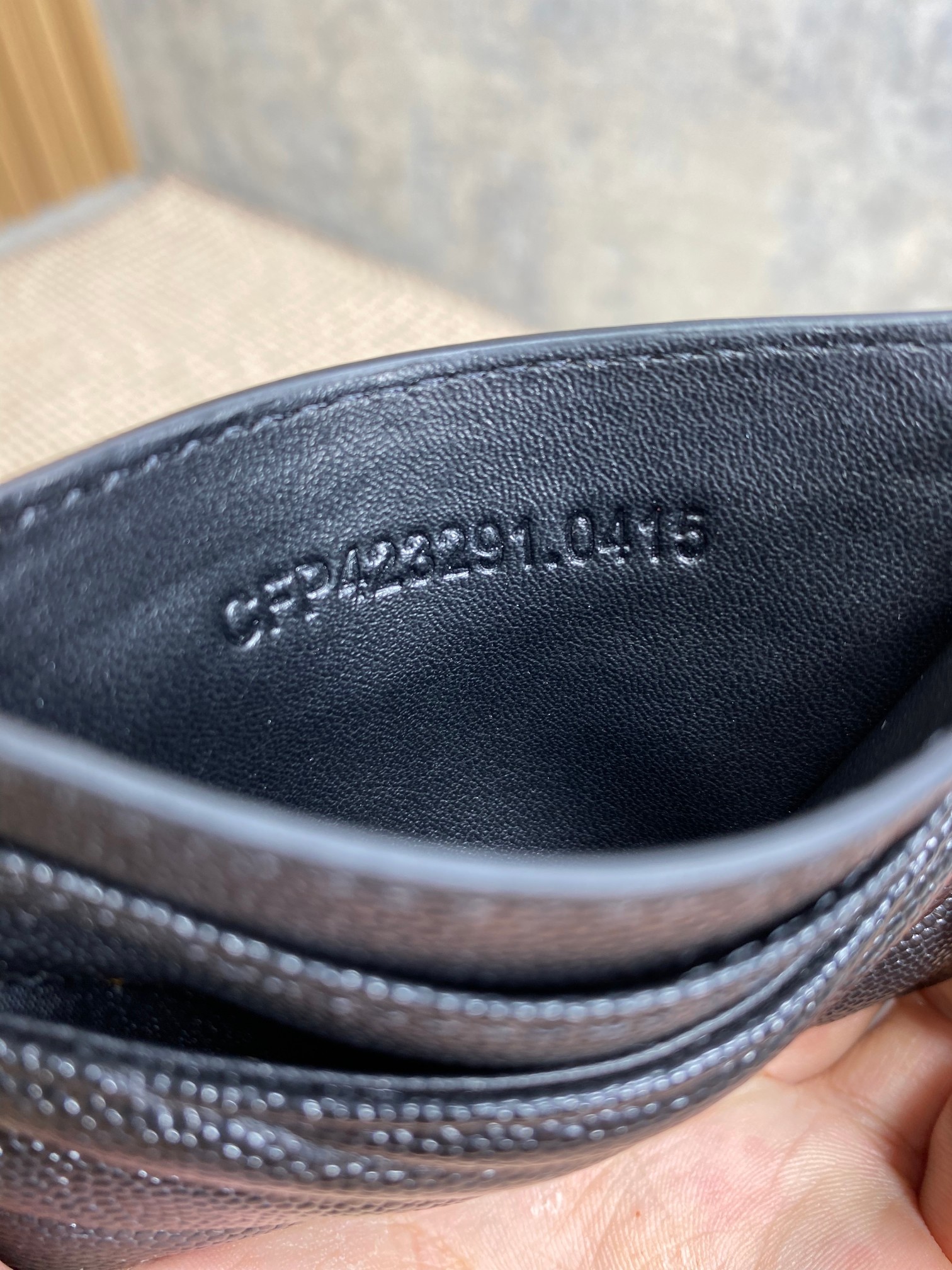 YSL圣罗兰经典logo鱼子皮荔枝纹绗缝卡包尺寸10.5x7.5cm编码423291