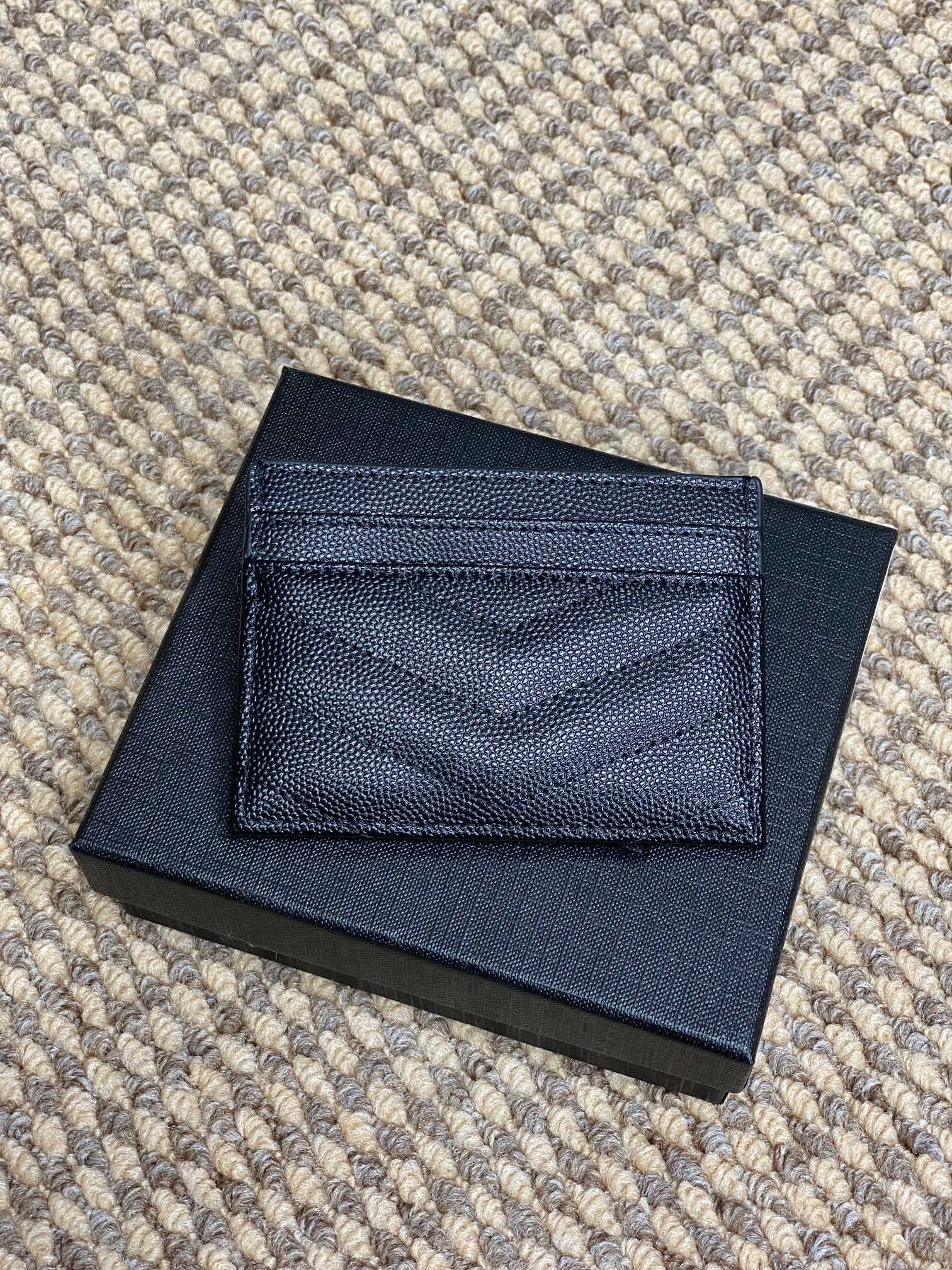 YSL圣罗兰经典logo鱼子皮荔枝纹绗缝卡包尺寸10.5x7.5cm编码423291