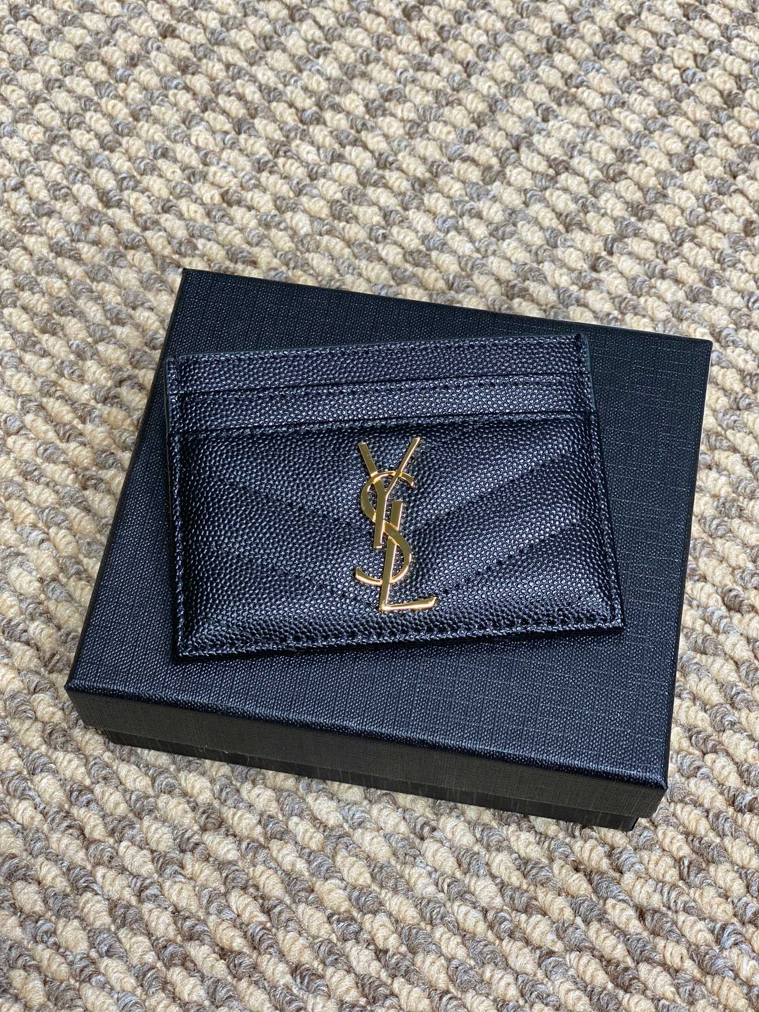 YSL圣罗兰经典logo鱼子皮荔枝纹绗缝卡包尺寸10.5x7.5cm编码423291