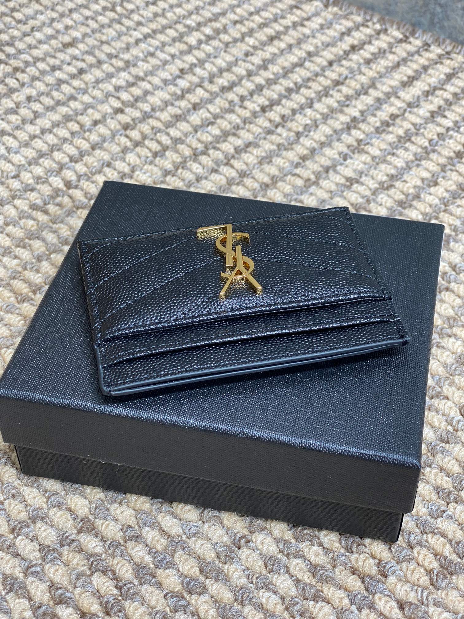 YSL圣罗兰经典logo鱼子皮荔枝纹绗缝卡包尺寸10.5x7.5cm编码423291