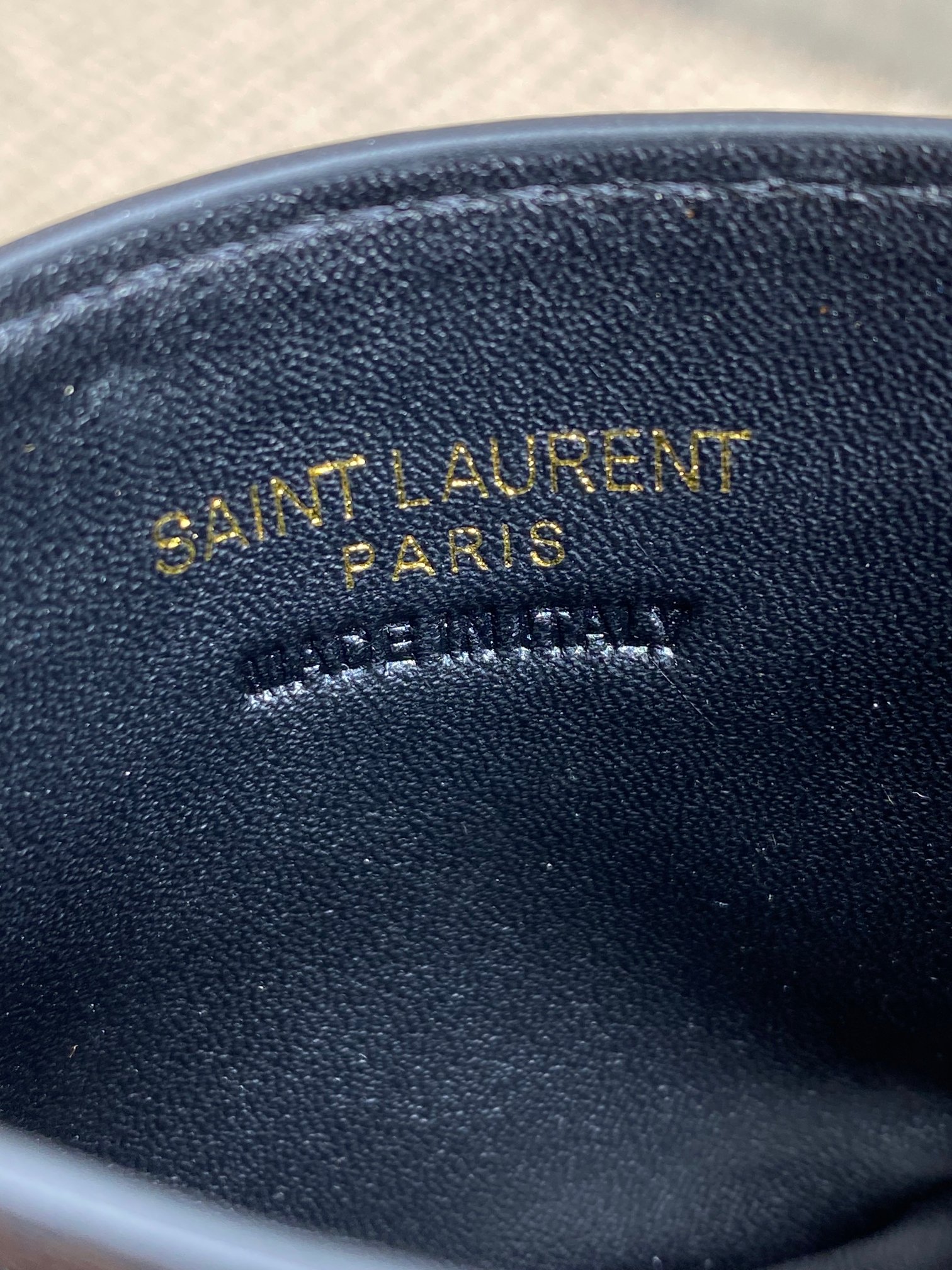 YSL圣罗兰经典logo鱼子皮荔枝纹绗缝卡包尺寸10.5x7.5cm编码423291