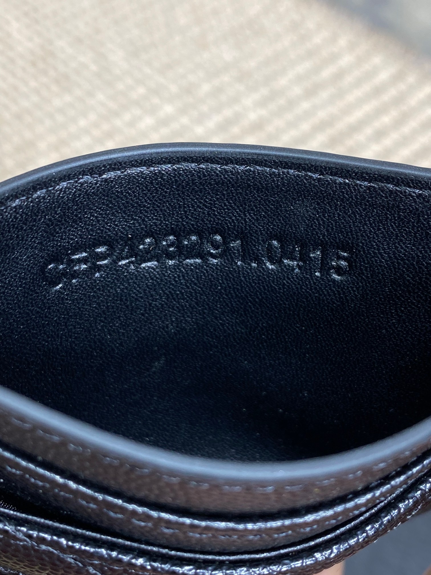 YSL圣罗兰经典logo鱼子皮荔枝纹绗缝卡包尺寸10.5x7.5cm编码423291